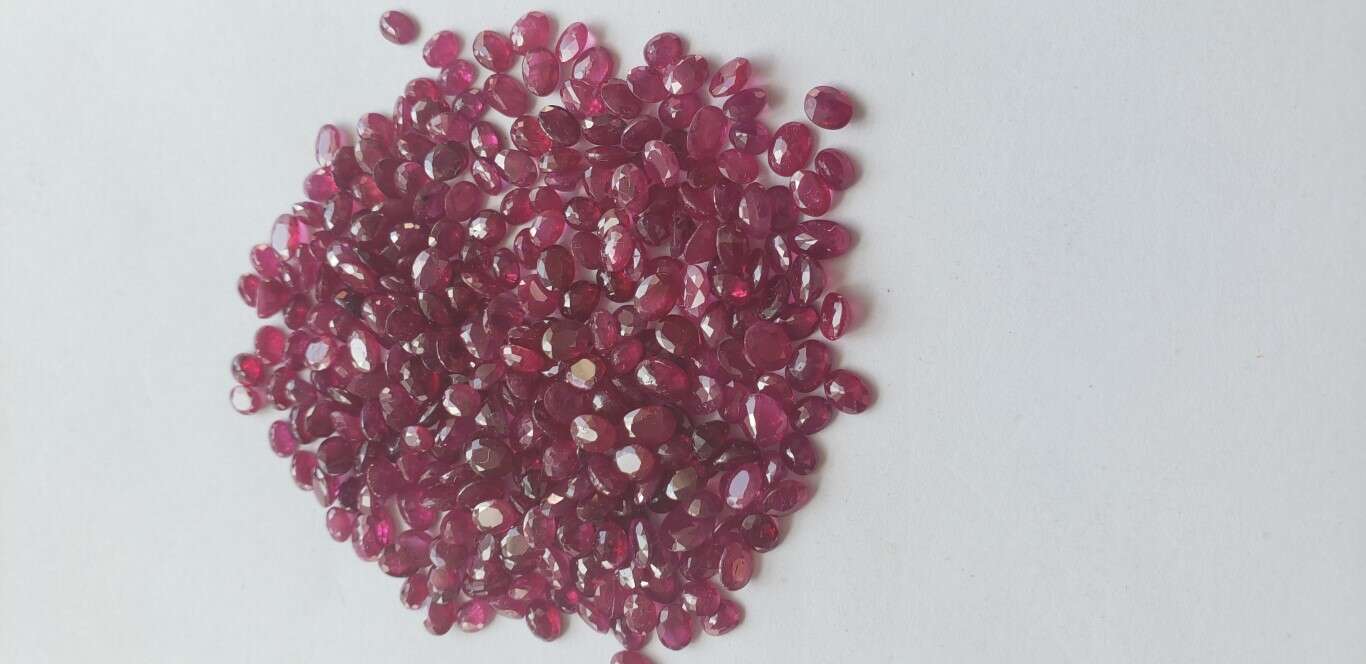 Ruby-Oval: 4mm x 3mm