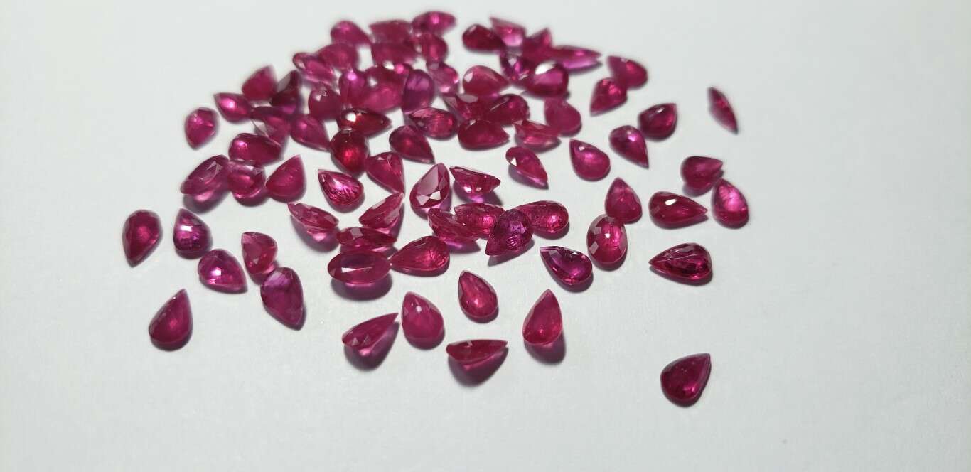 Ruby Pear: 6mm x 4mm