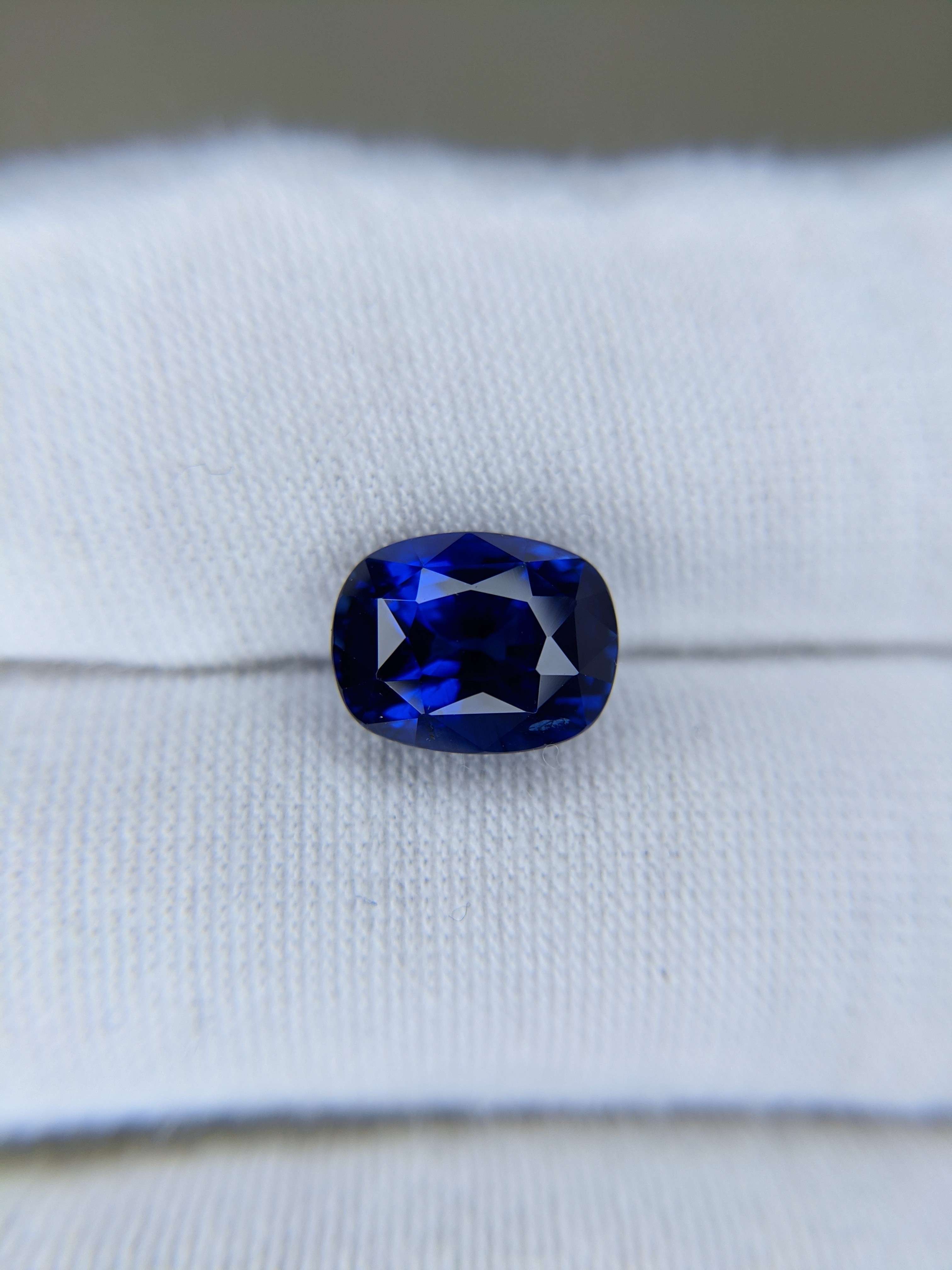 Blue Sapphire Cushion: 5.07ct