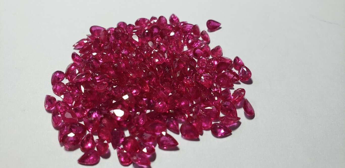 Ruby Pear: 6mm x 4mm