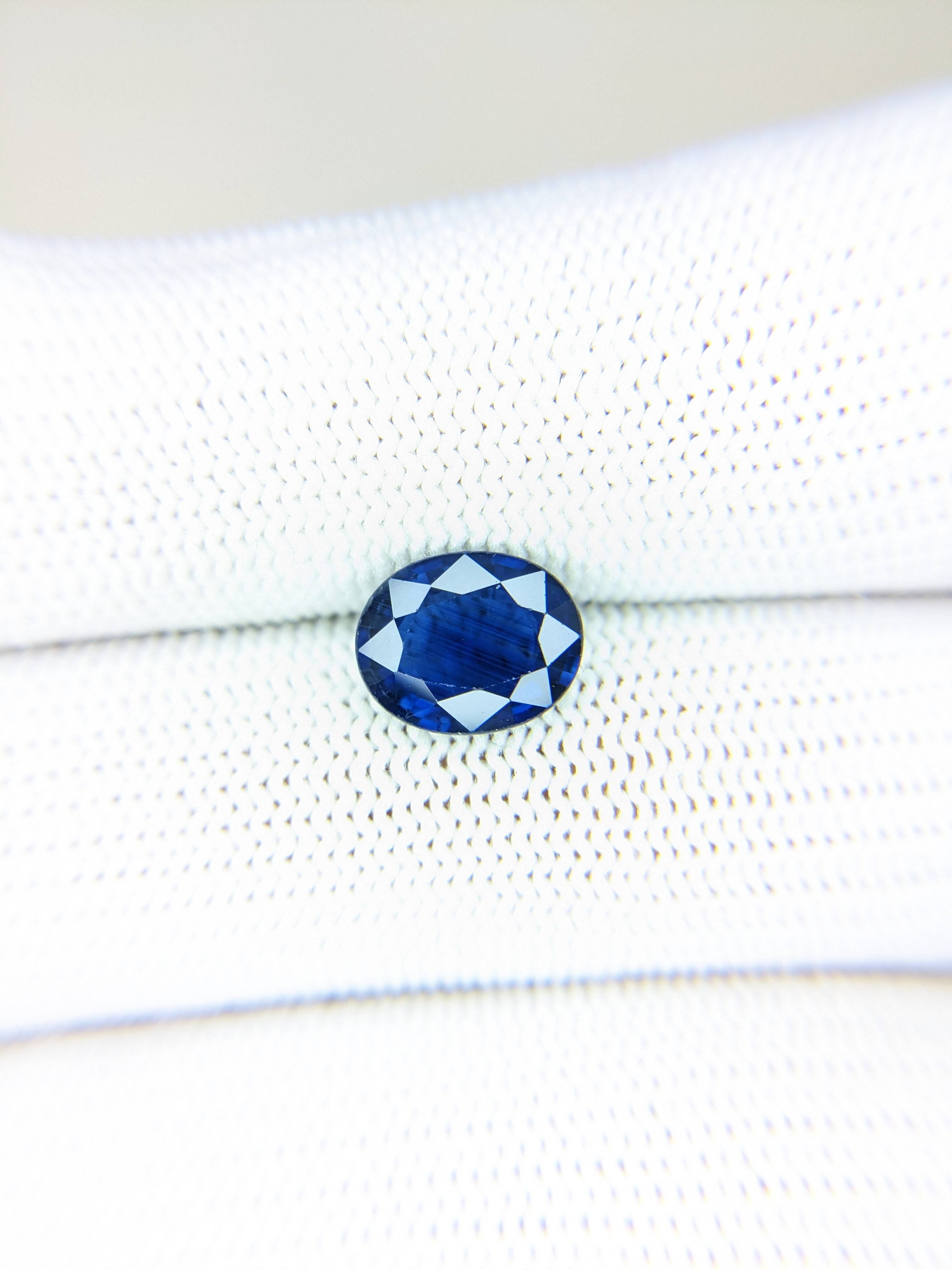 Sapphire Oval: 2.73ct