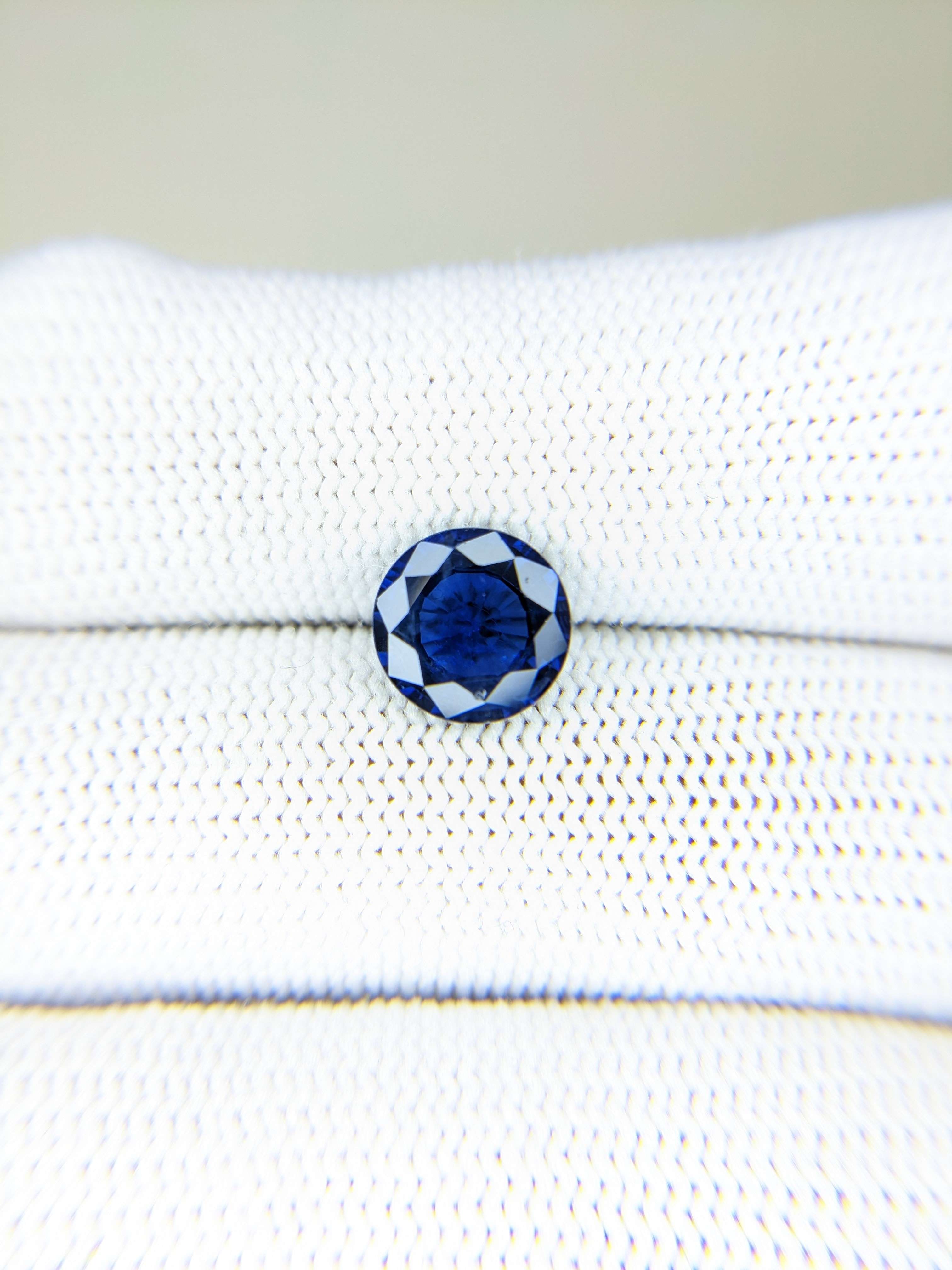 Sapphire Round: 2.59ct