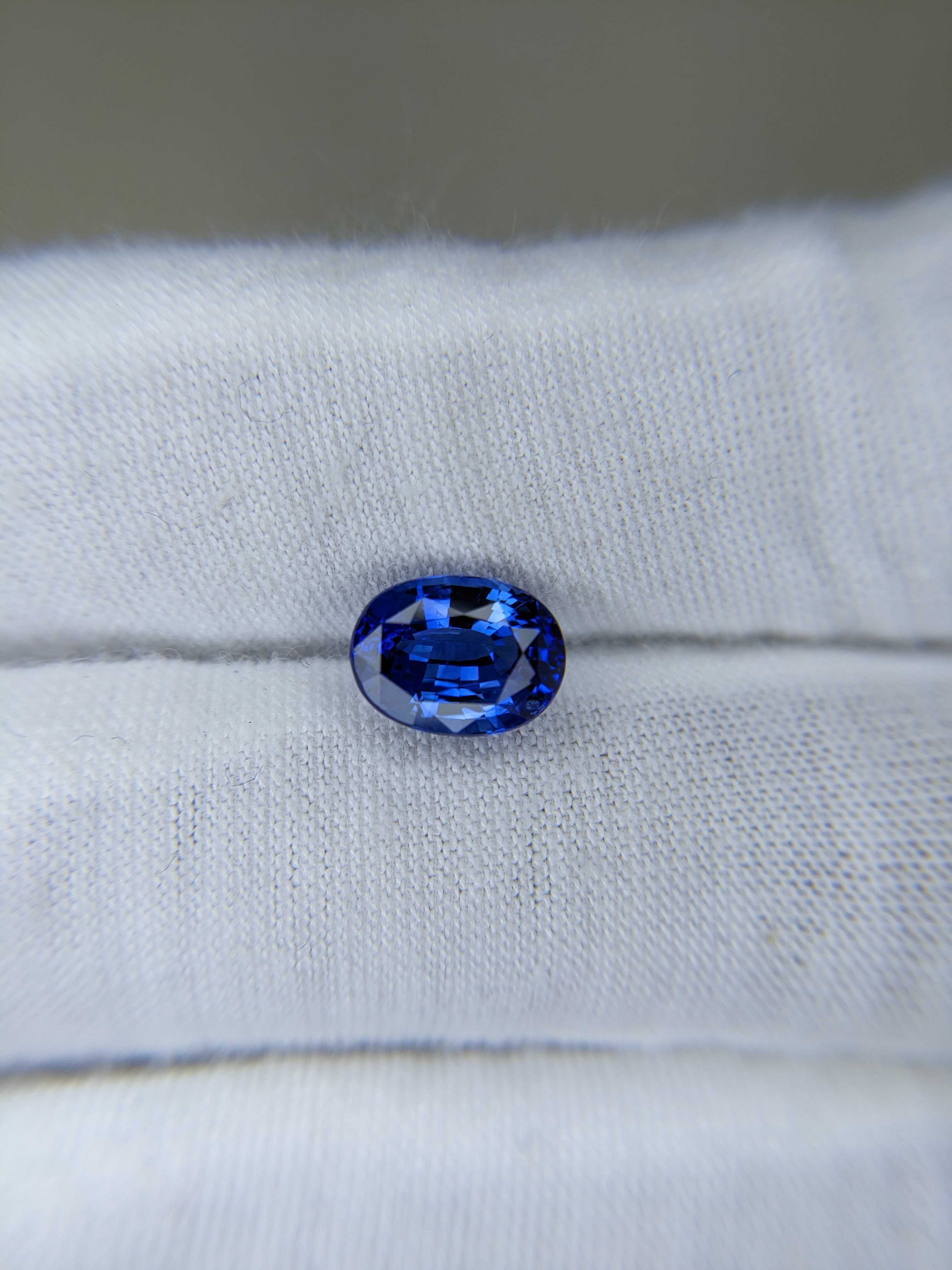 Blue Sapphire Oval: 2.8ct