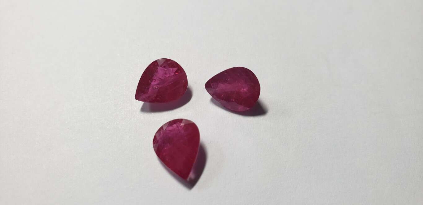 Ruby Pear: 10mm x 8mm