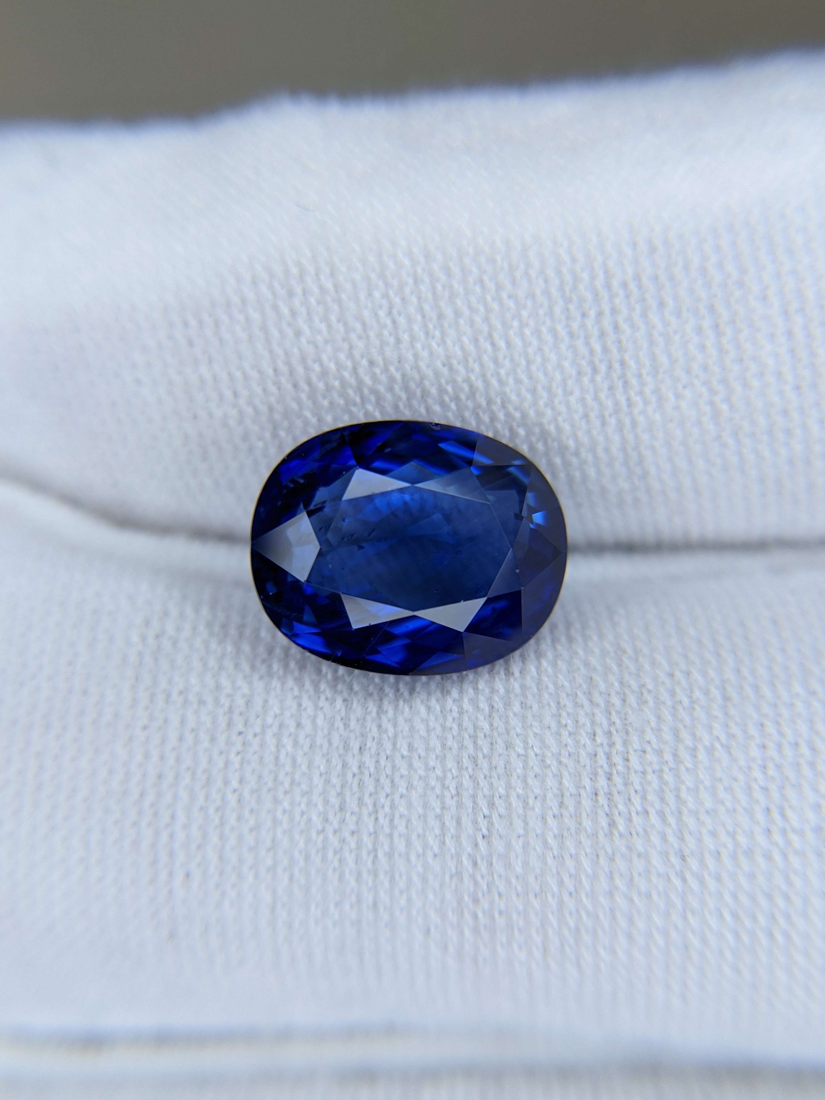 Blue Sapphire Oval: 6.03ct