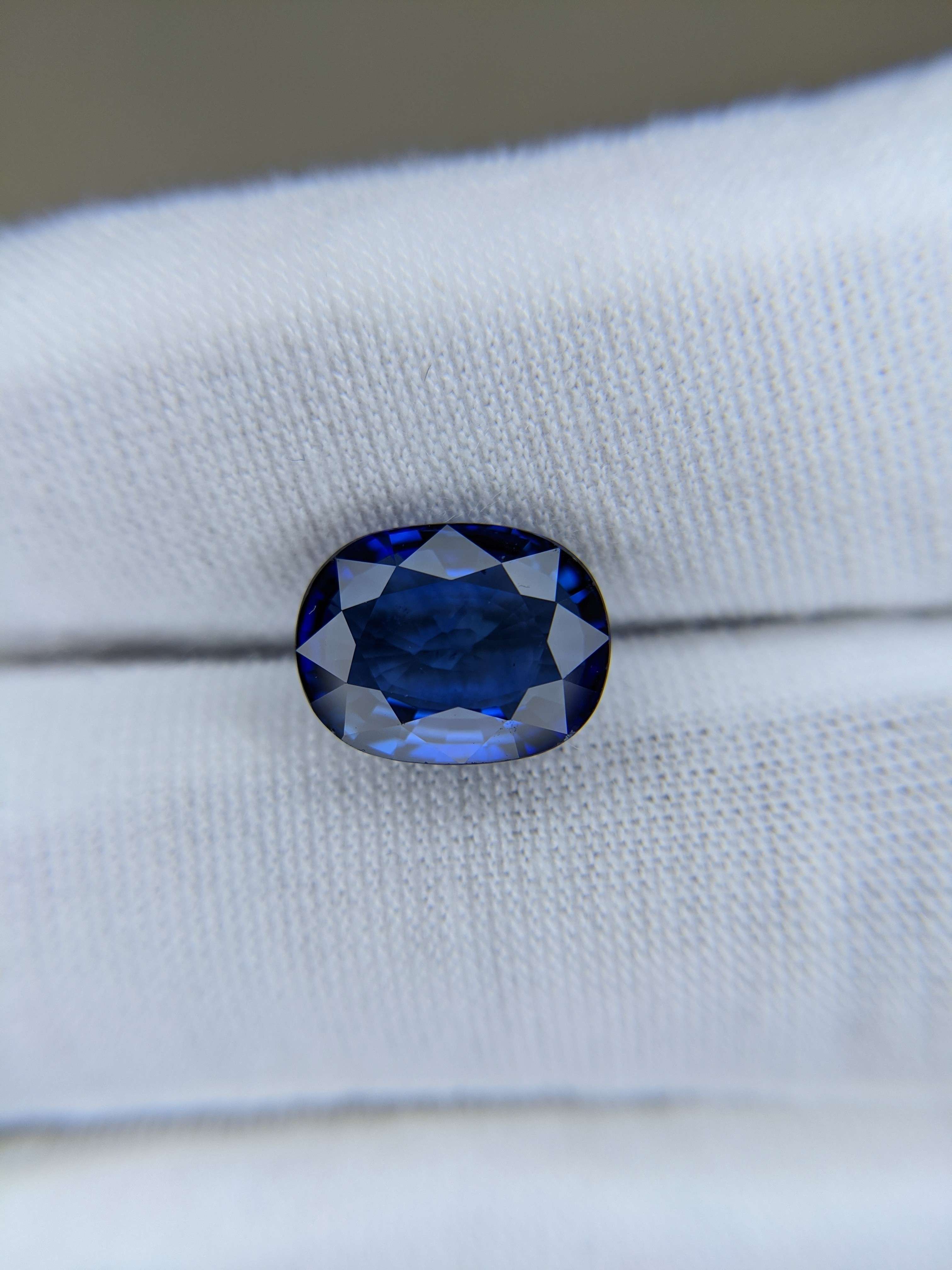 Blue Sapphire Oval: 5.01ct