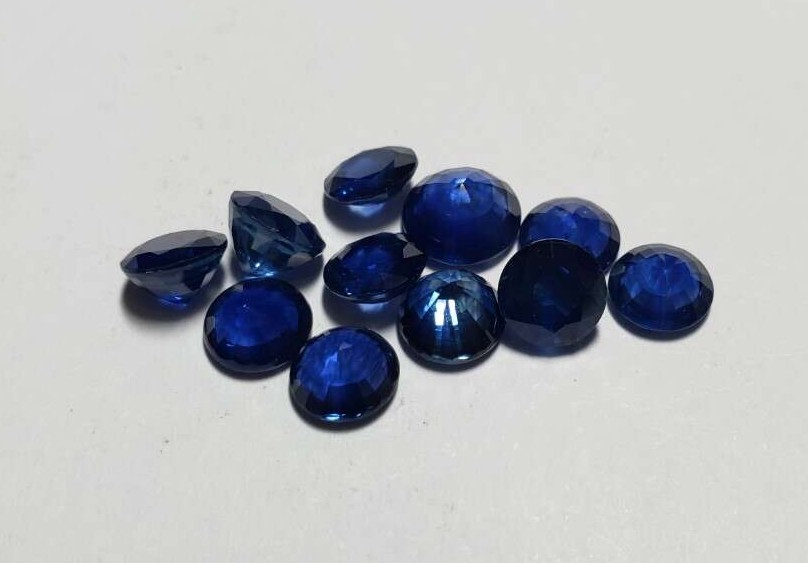 Blue Sapphire Round: 6mm - 7mm