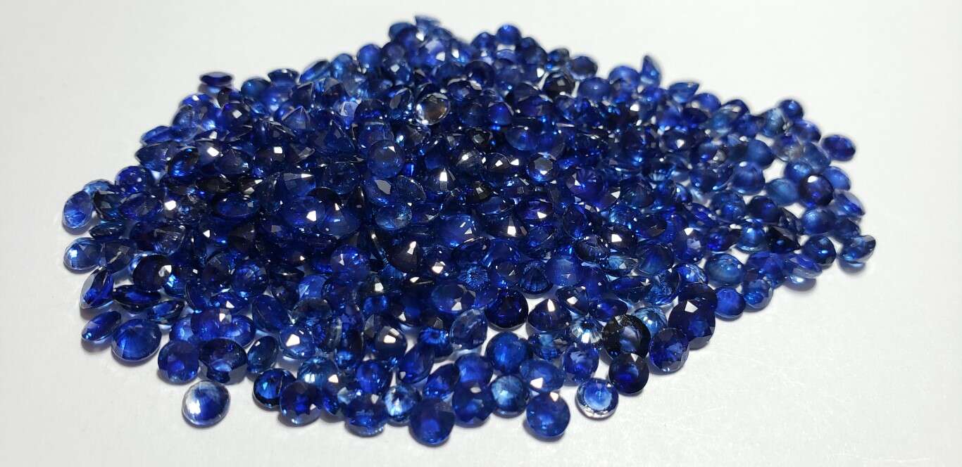 Ceylon Blue Sapphire Round: 4mm - 4.5mm