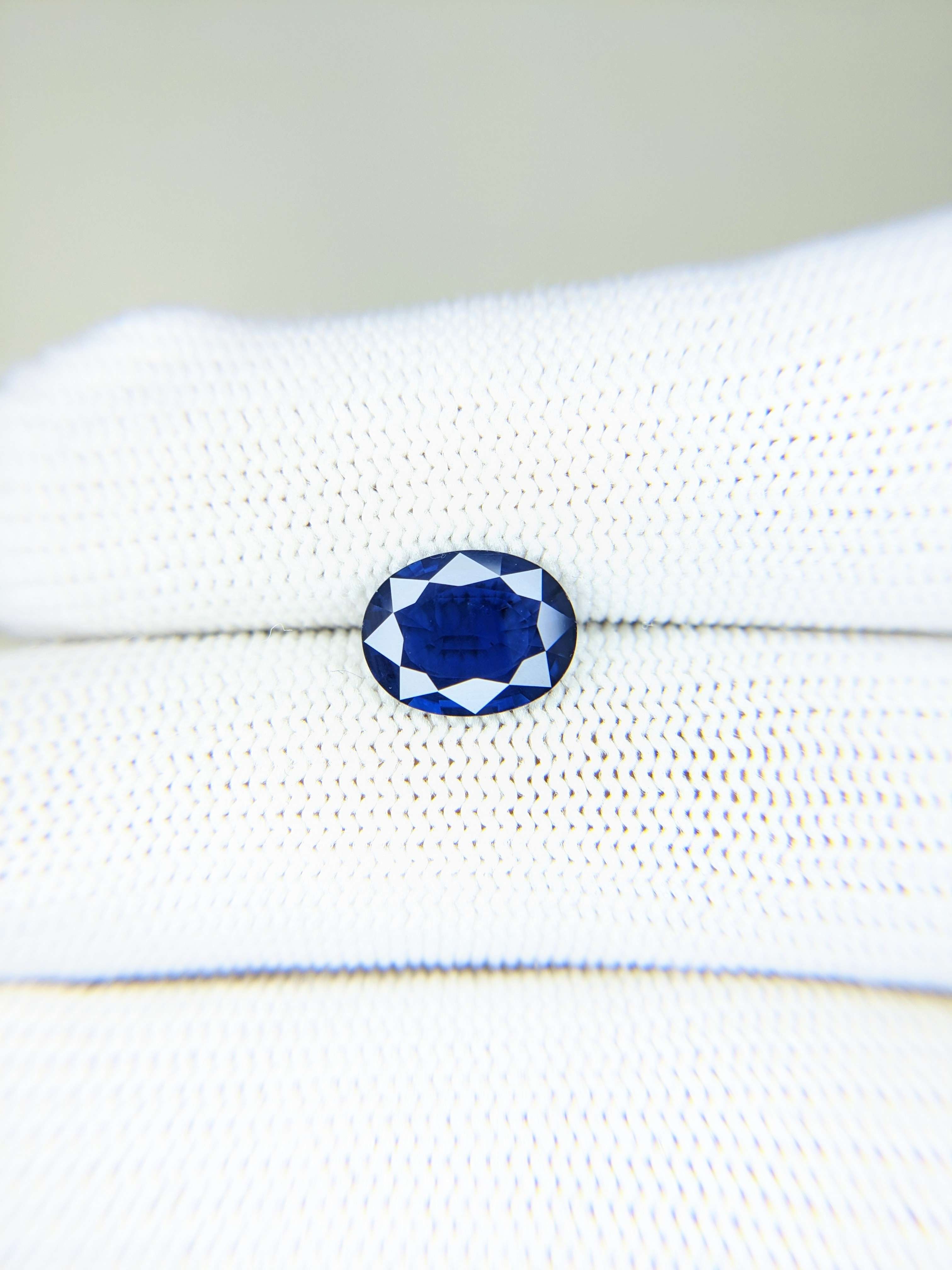 Sapphire Oval: 2.64ct