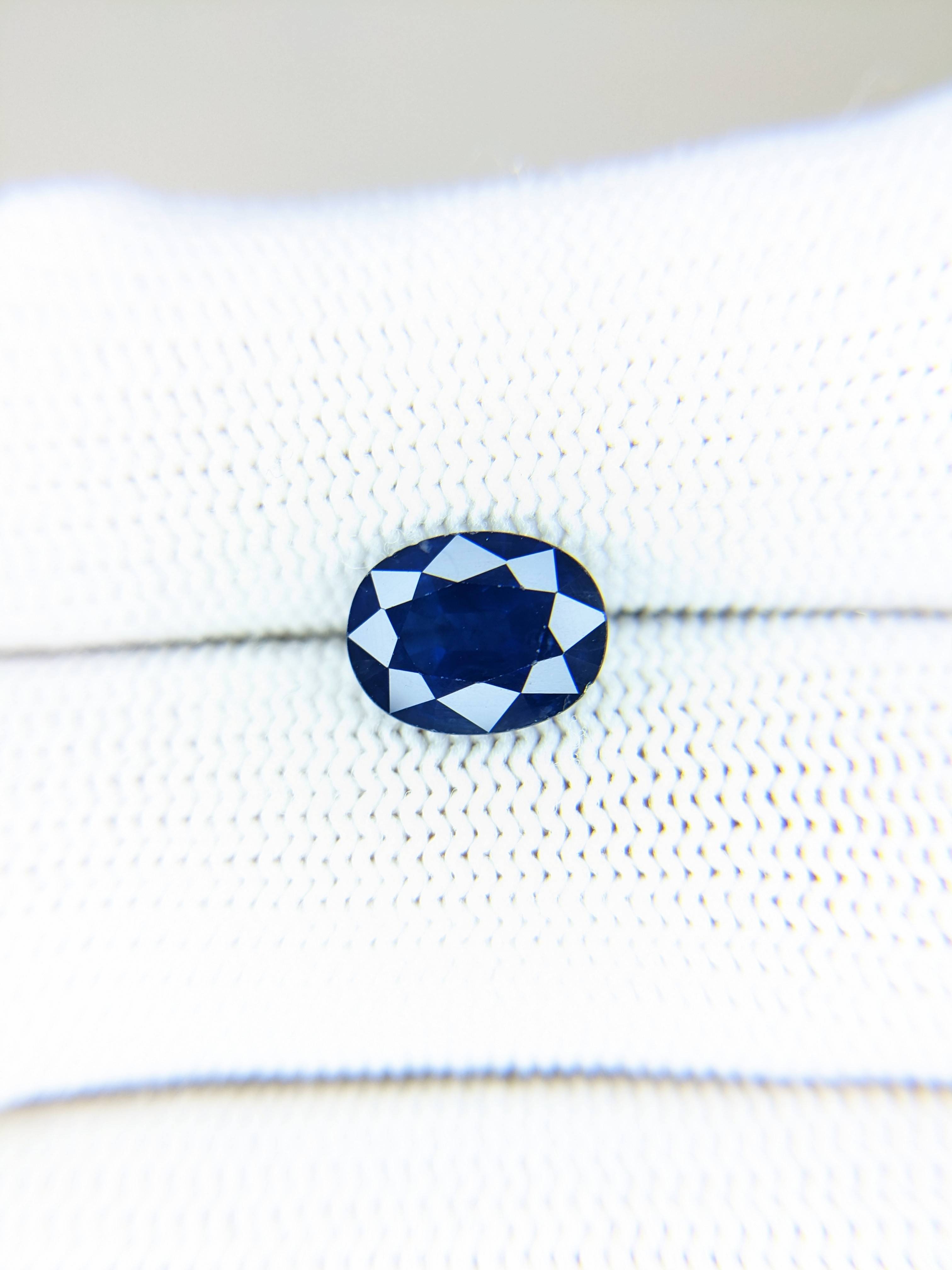 Sapphire Oval: 2.87ct