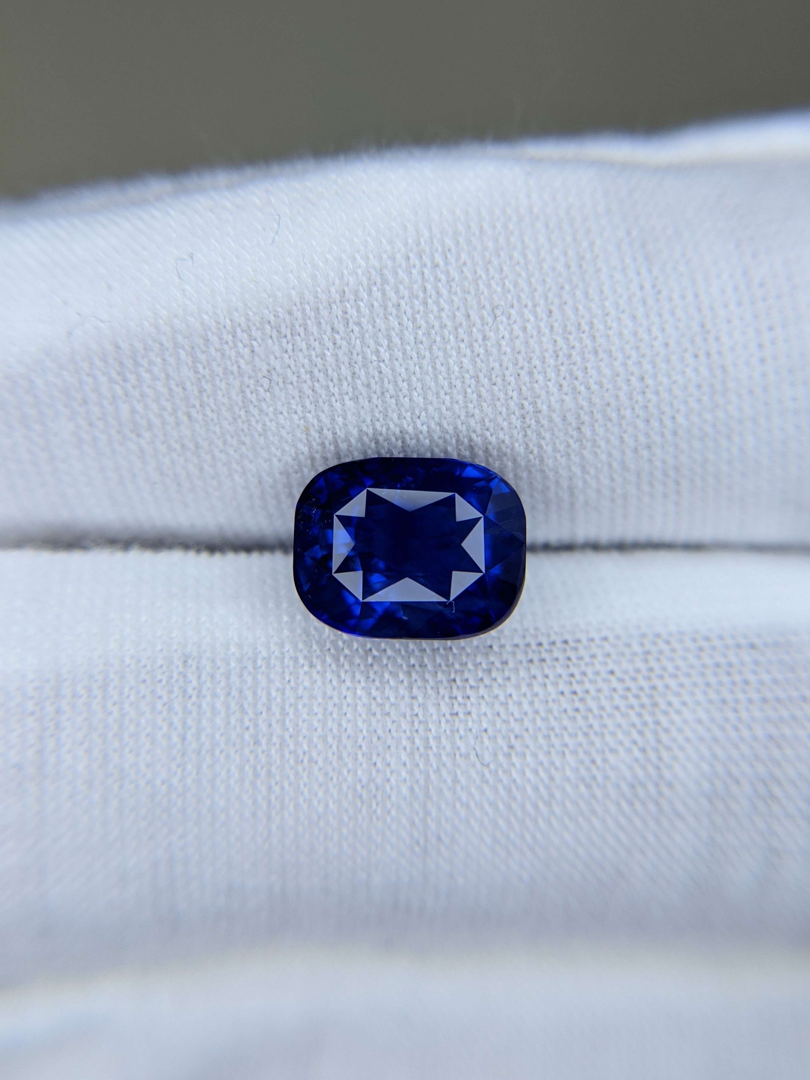 Blue Sapphire Cushion: 5.04ct