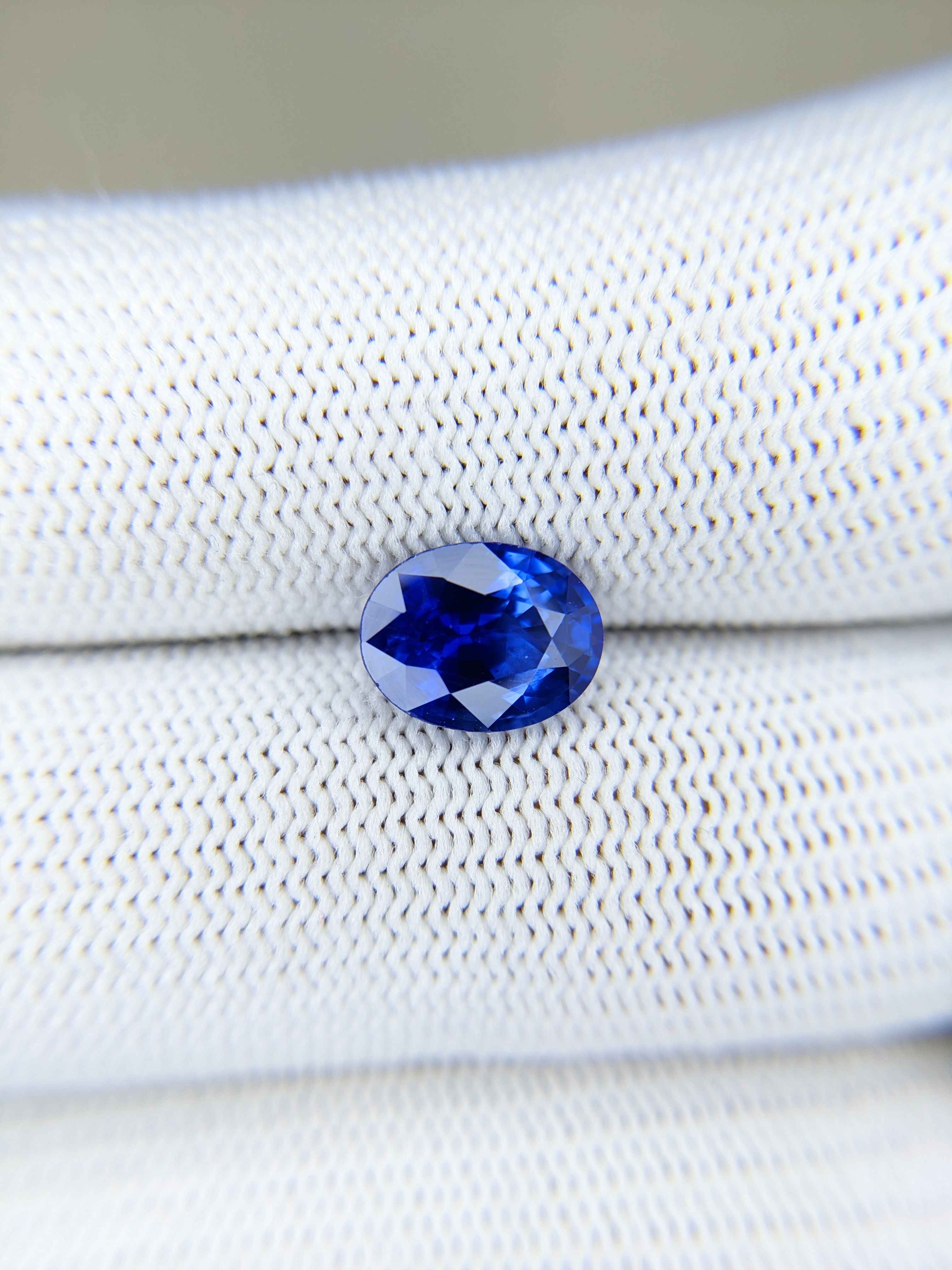 Sapphire Oval: 2.68ct