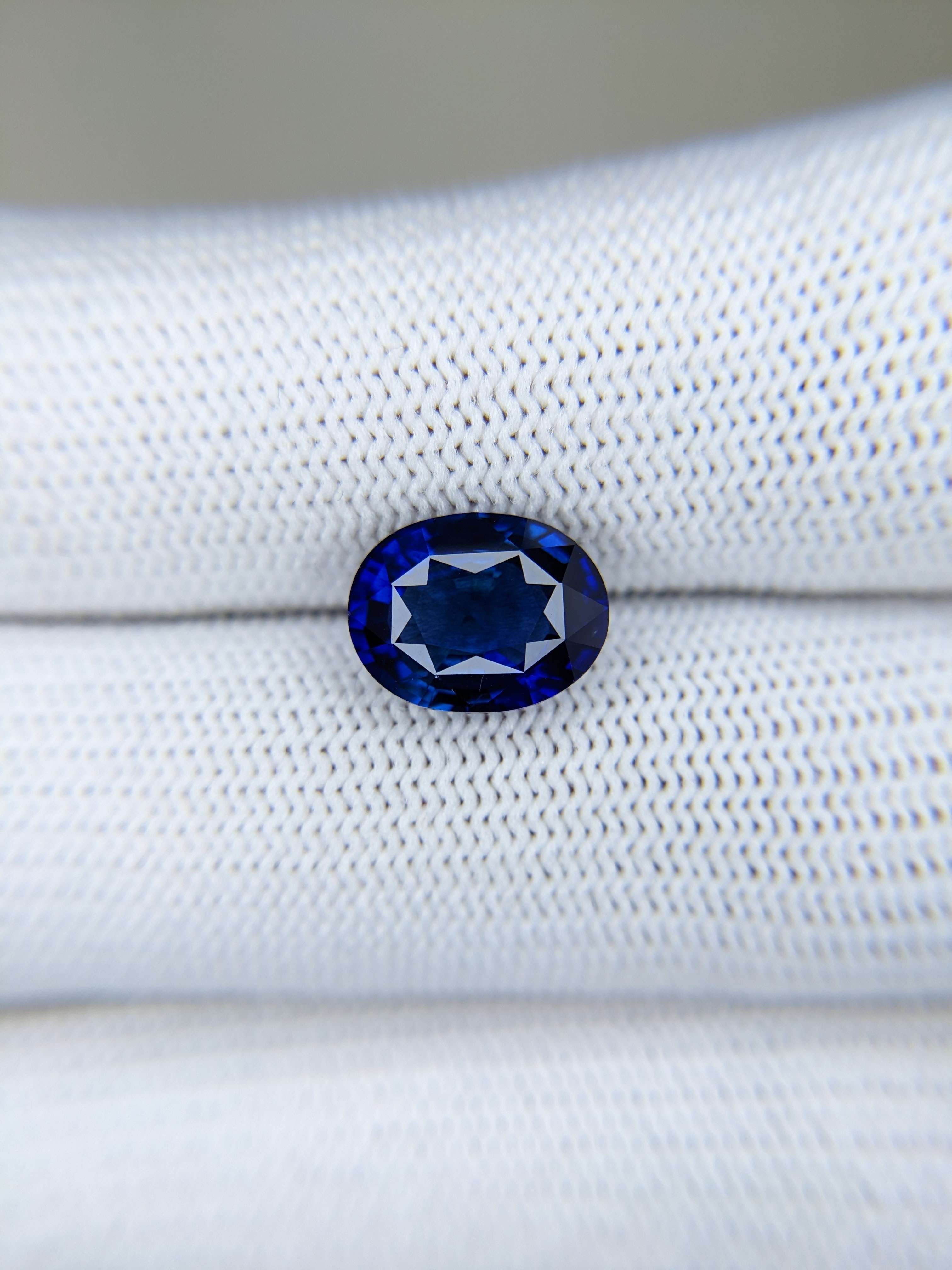 Sapphire Oval: 4.04ct
