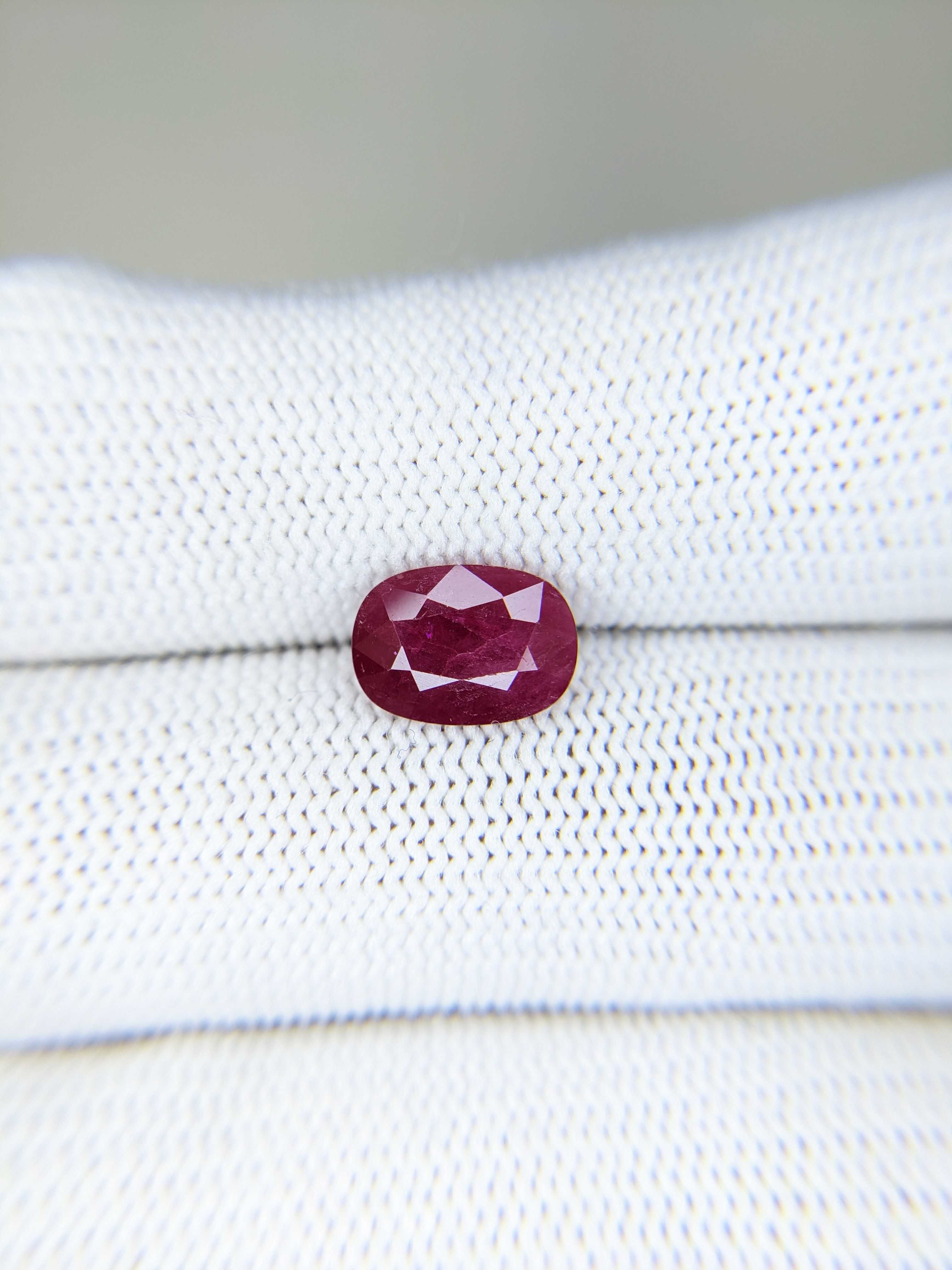 RUBY Oval: 2.81ct