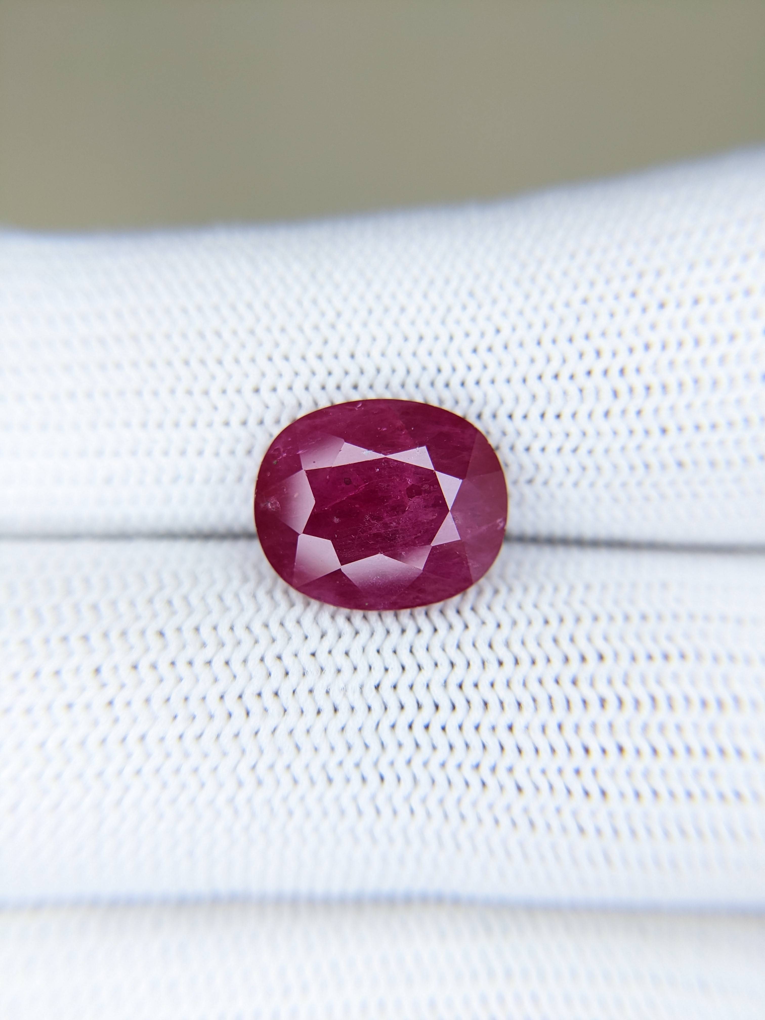 RUBY Oval: 5.38ct