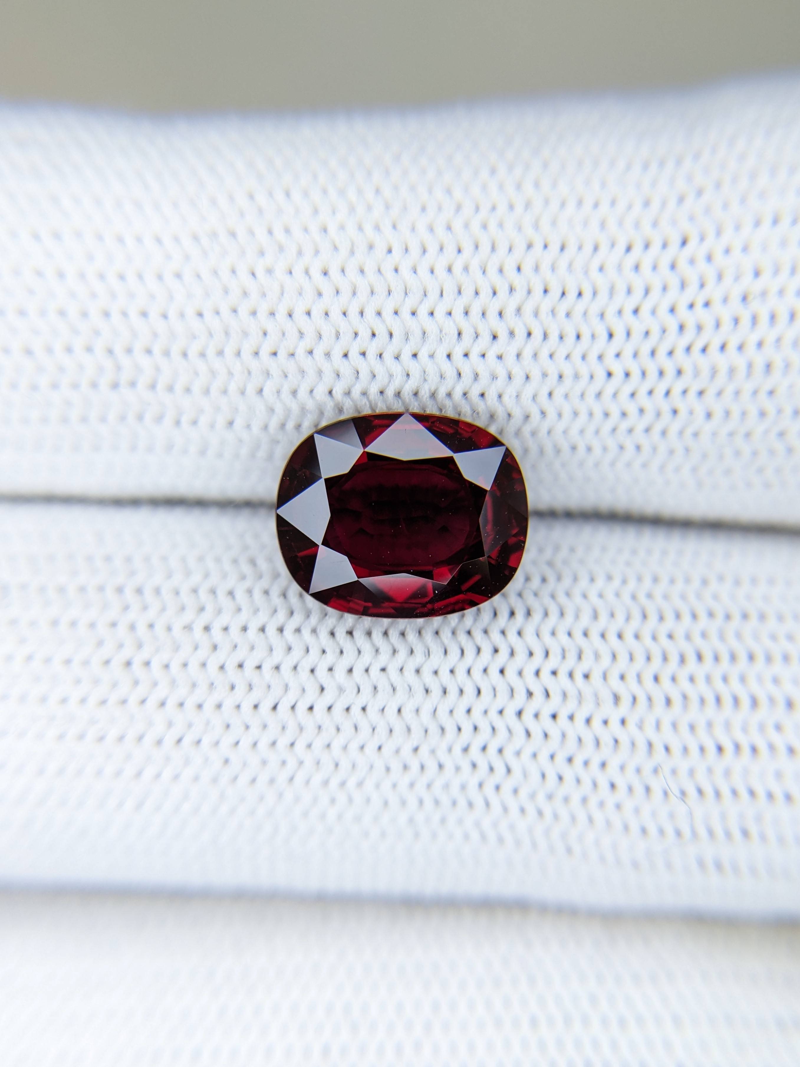 Ruby Cushion : 4.04ct
