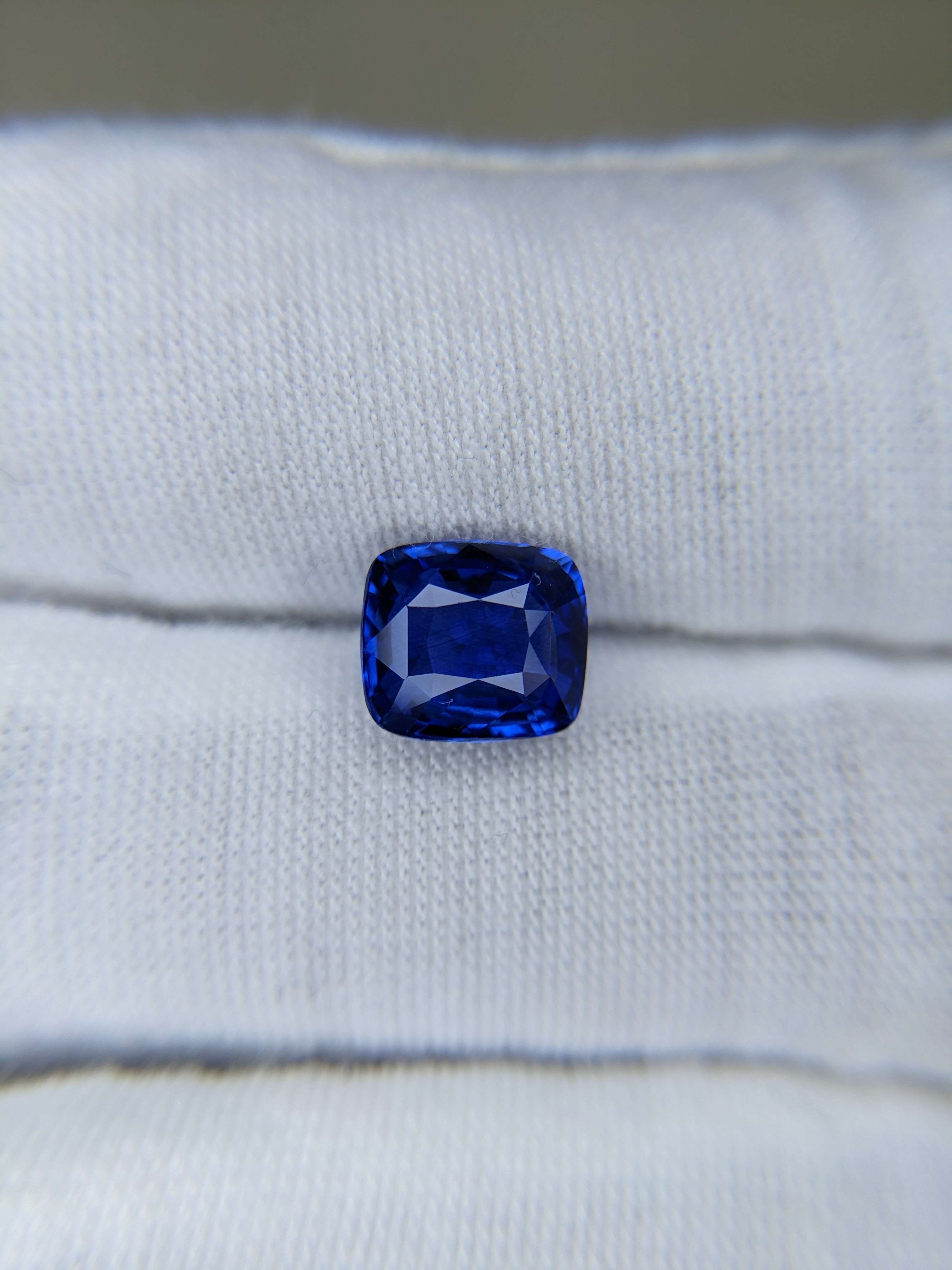 Blue Sapphire Cushion: 3.04ct