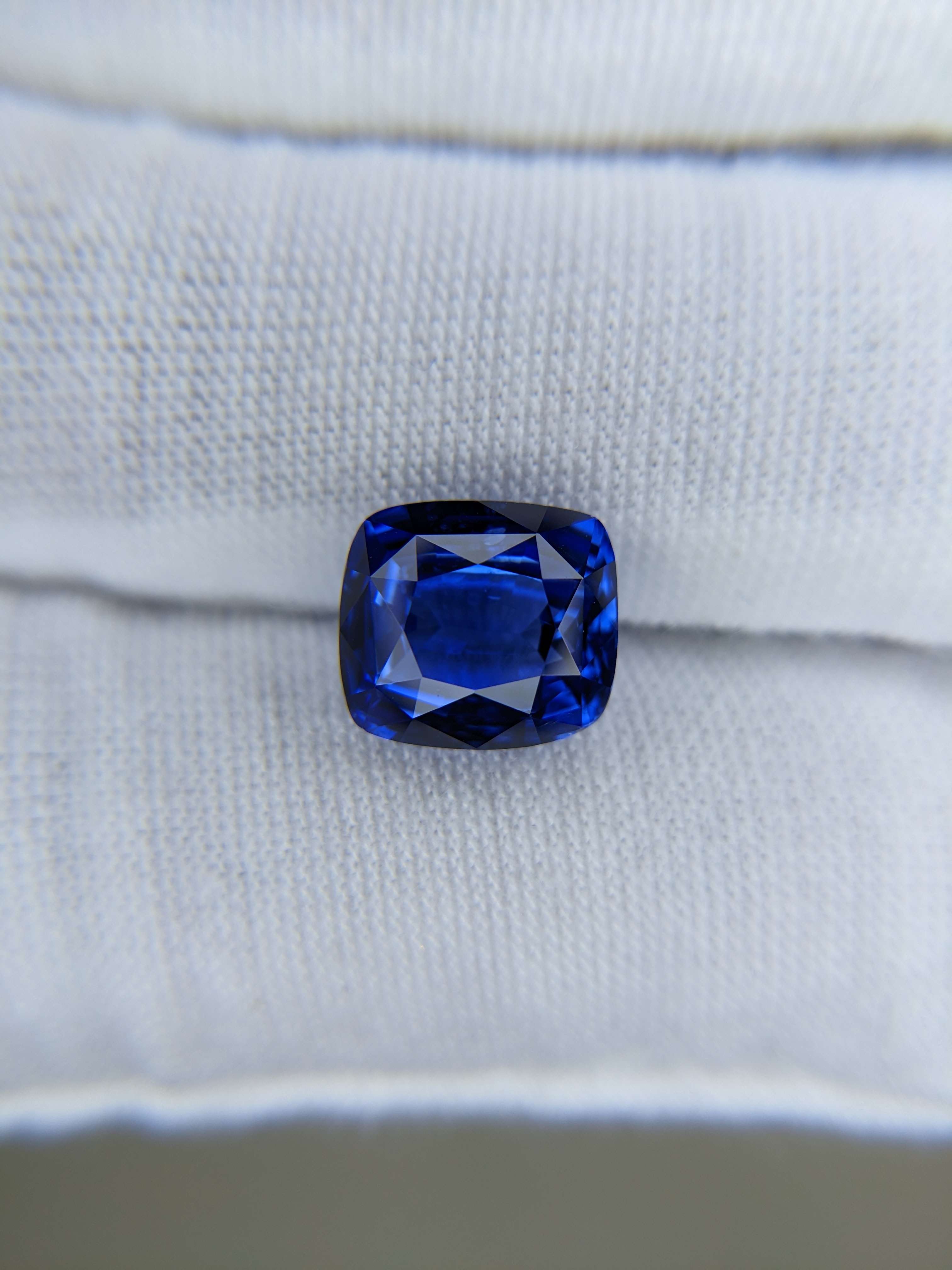 Blue Sapphire Cushion: 5.06ct