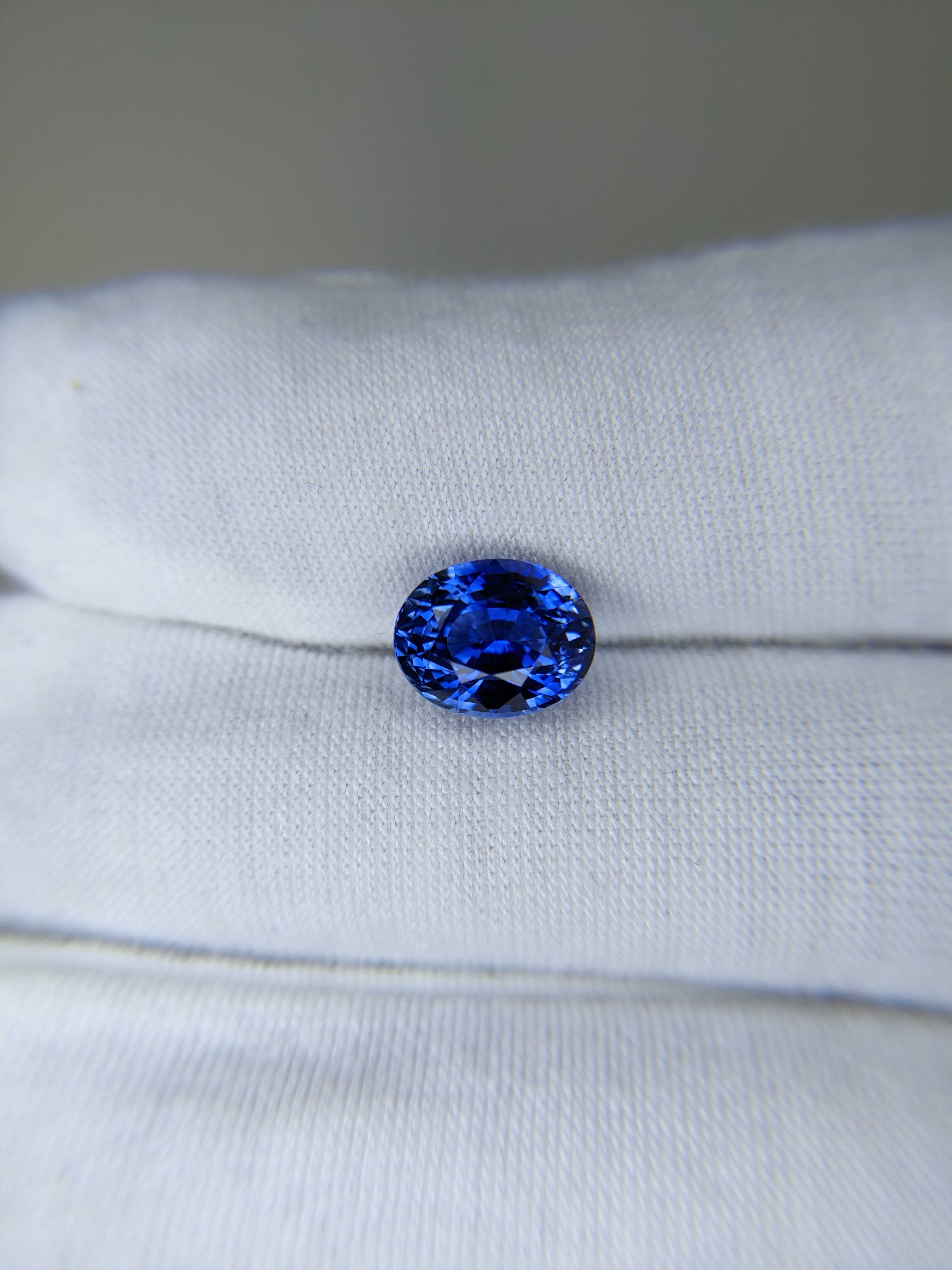 Blue Sapphire Oval: 4.56ct