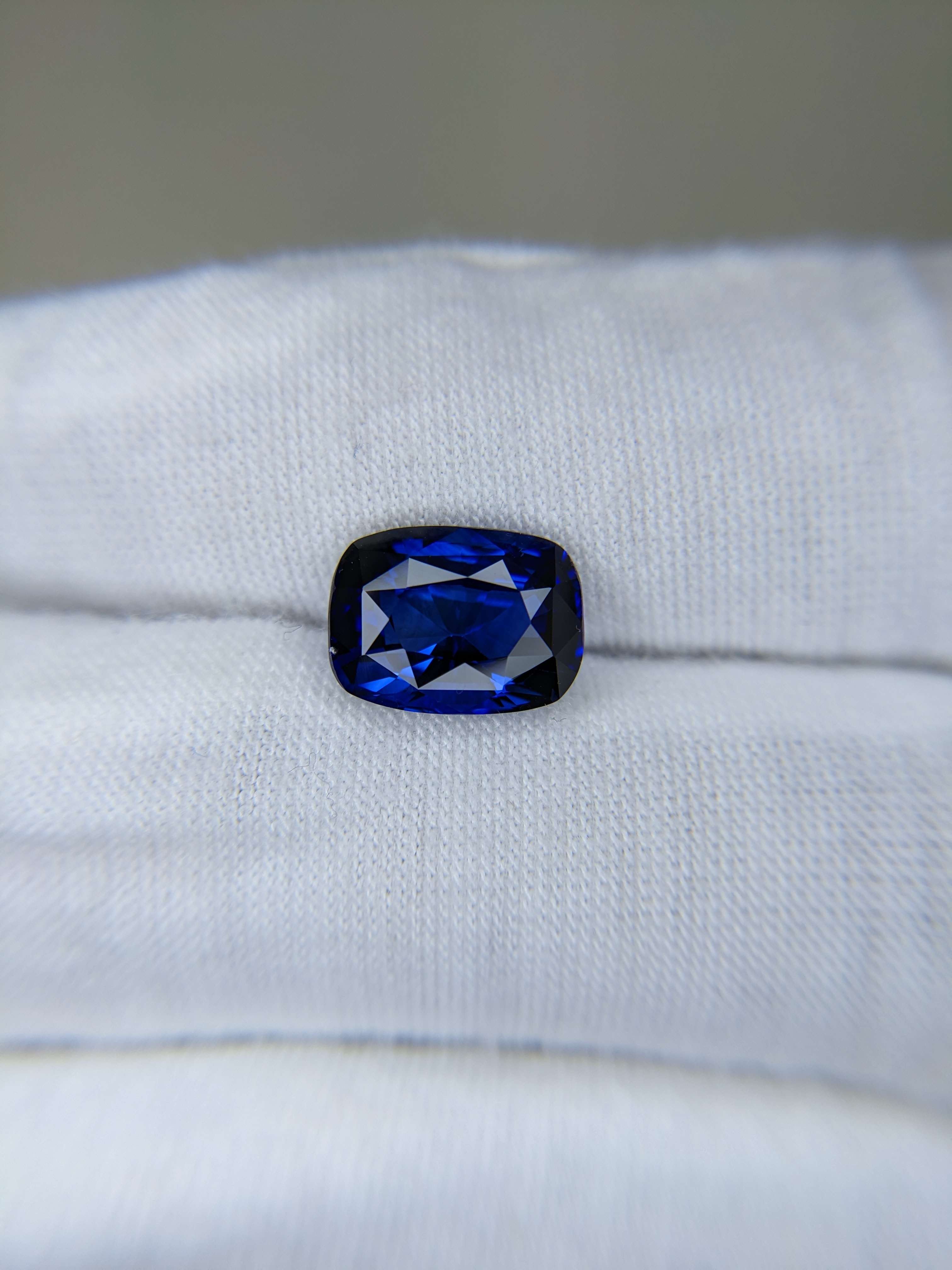 Blue Sapphire Cushion: 5.03ct