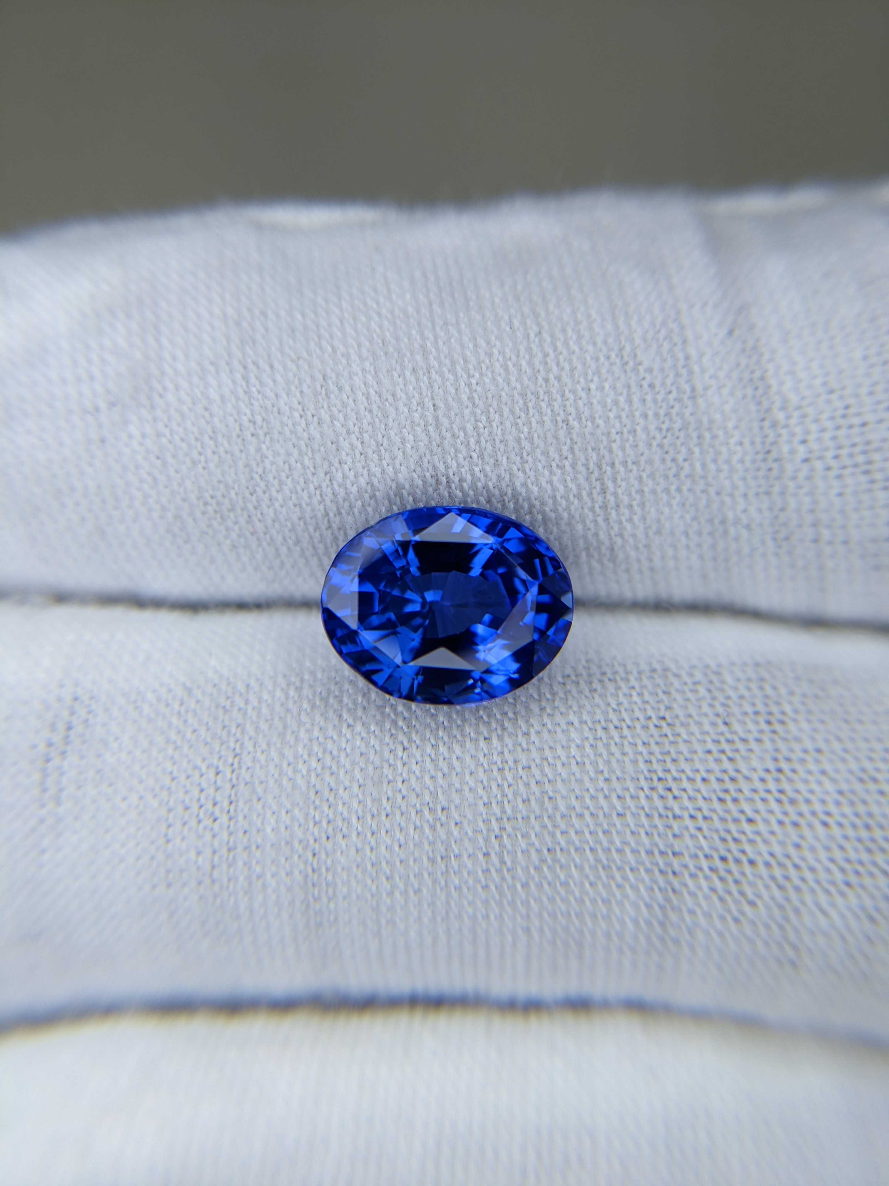 Blue Sapphire Oval: 5.22ct