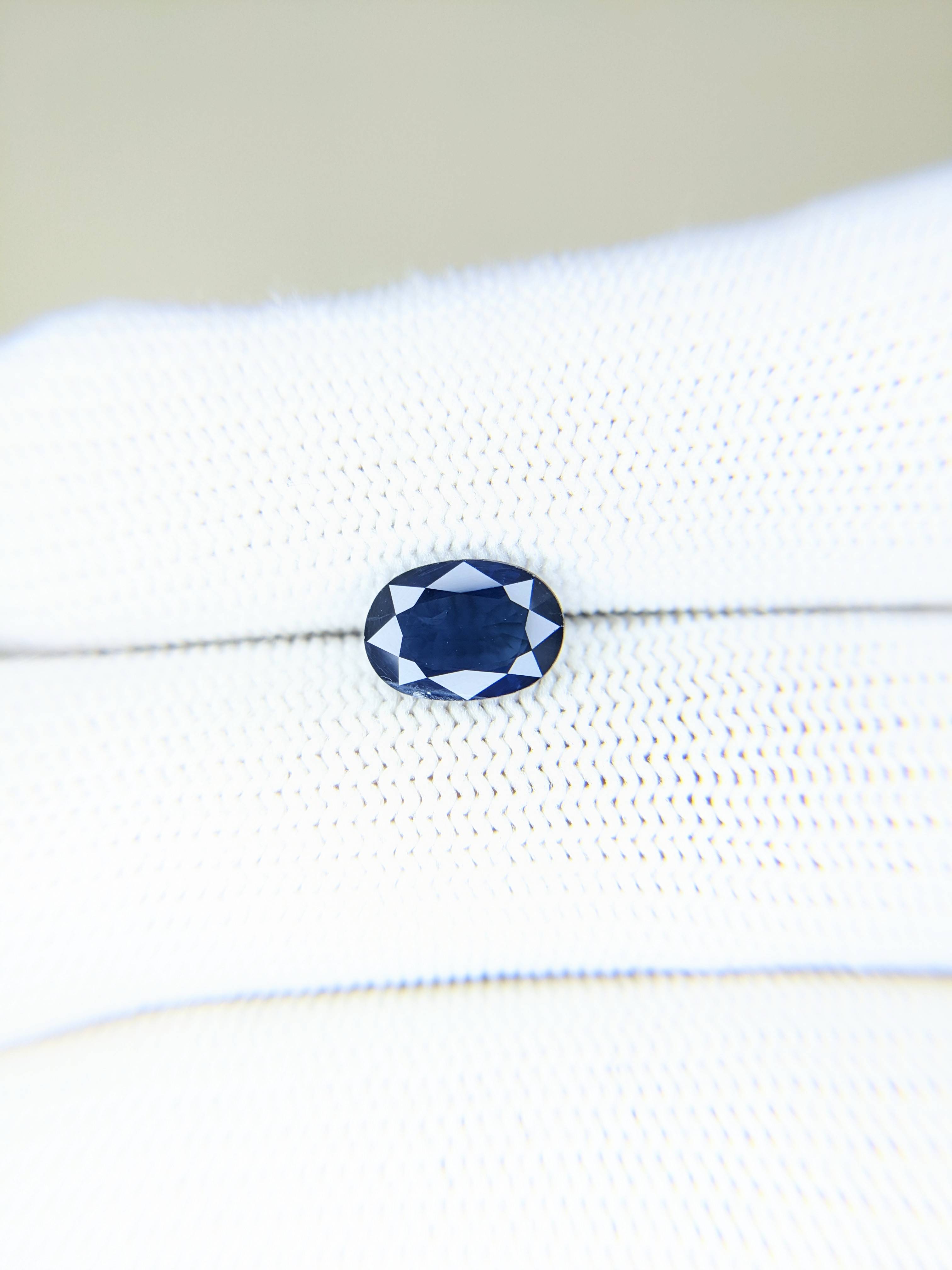 Sapphire Oval: 2.27ct