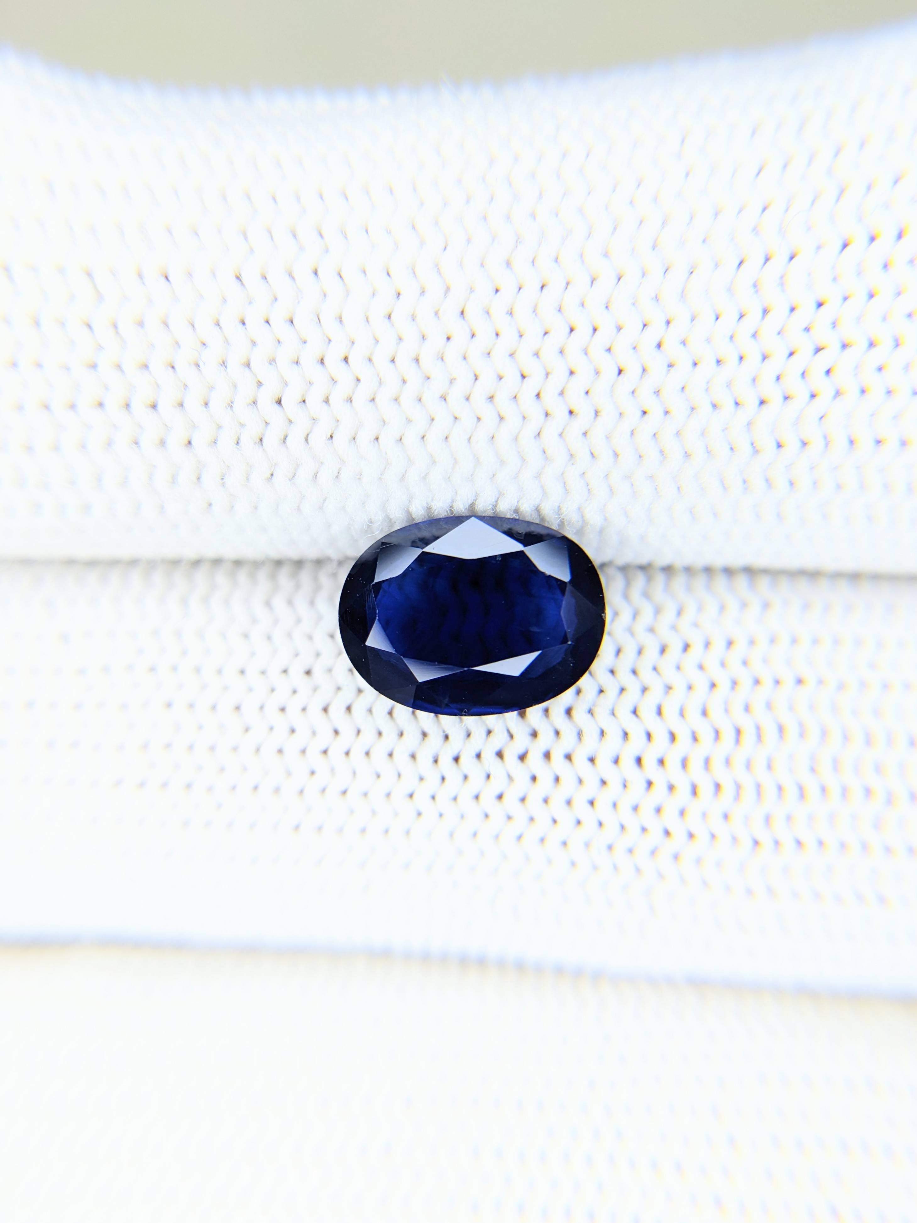 Sapphire Oval: 2.91ct