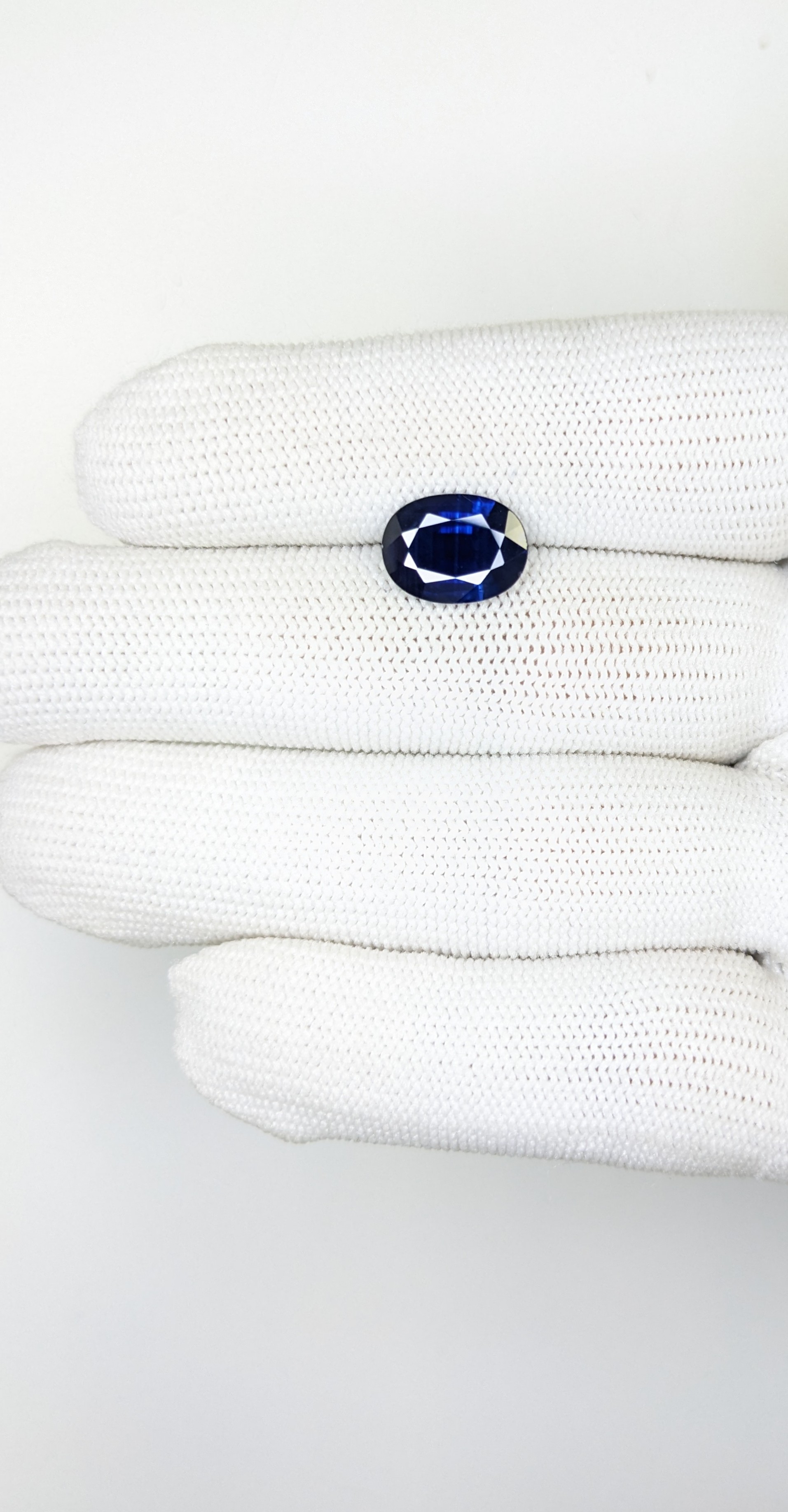 Sapphire Oval: 3.73ct