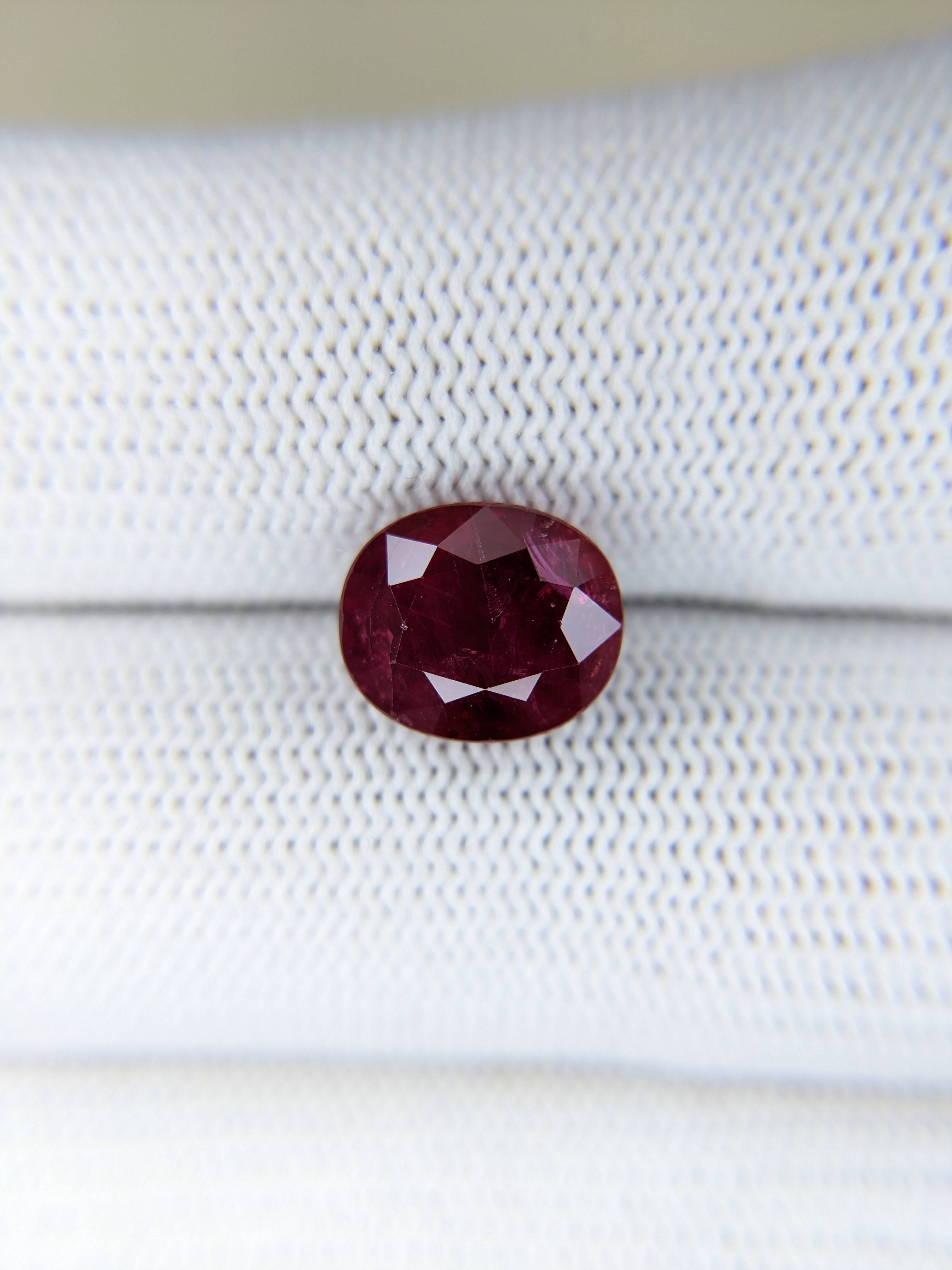 RUBY Oval: 4.02ct