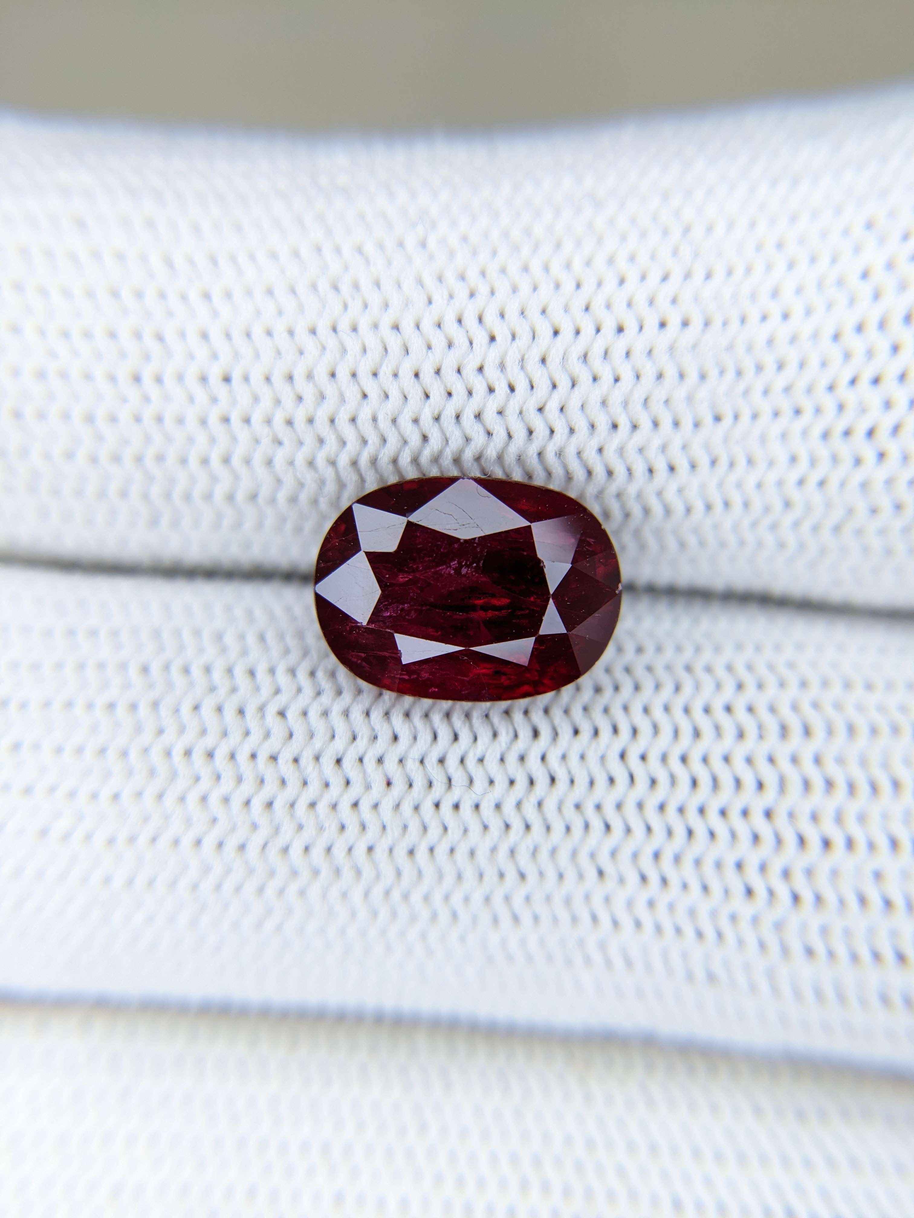 RUBY Oval: 4.05ct