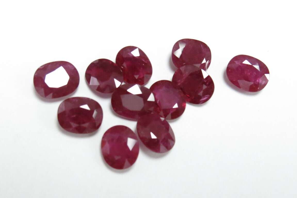 Ruby Pear: 10mm x 8mm