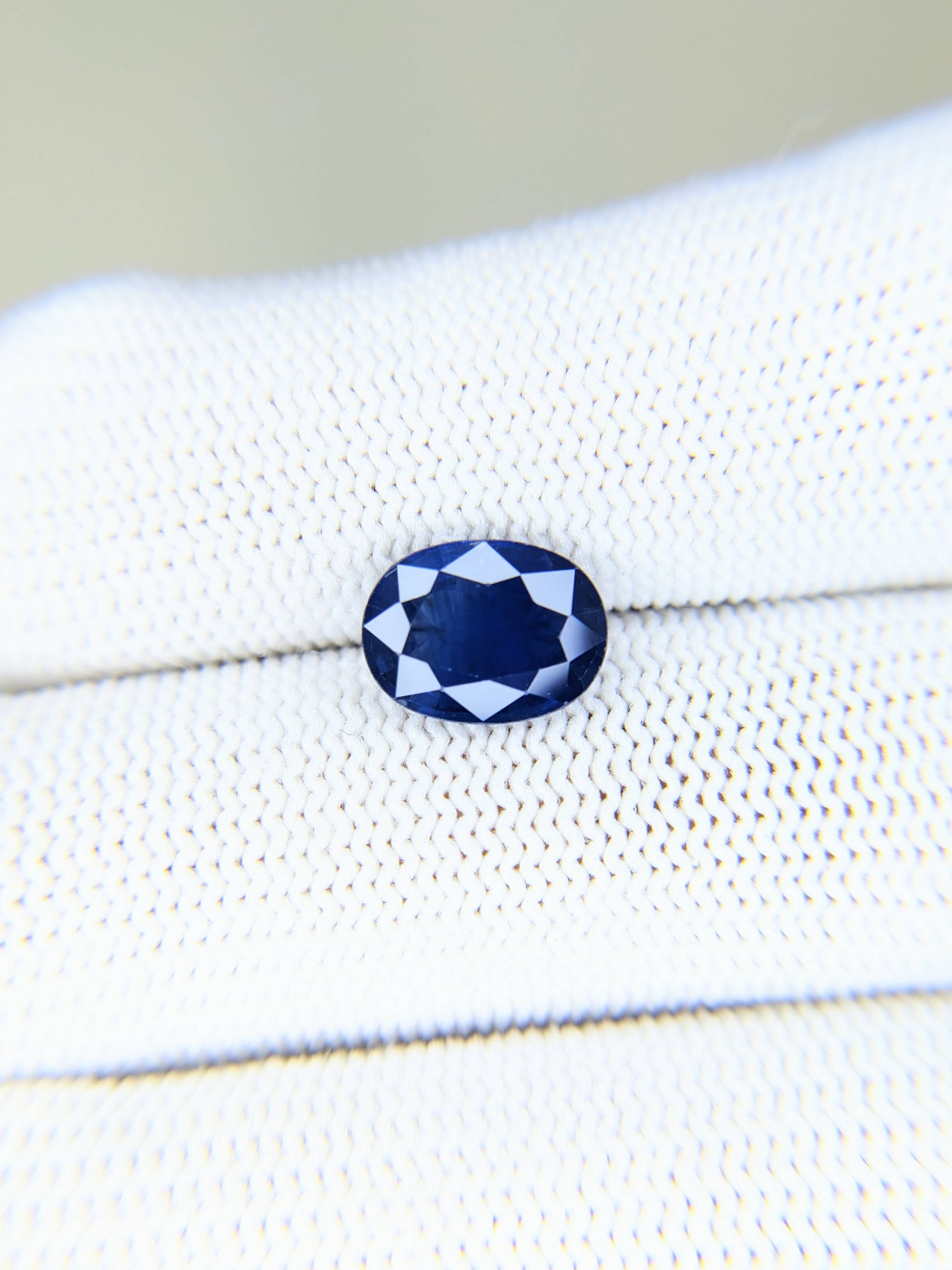 Sapphire Oval: 3.03ct