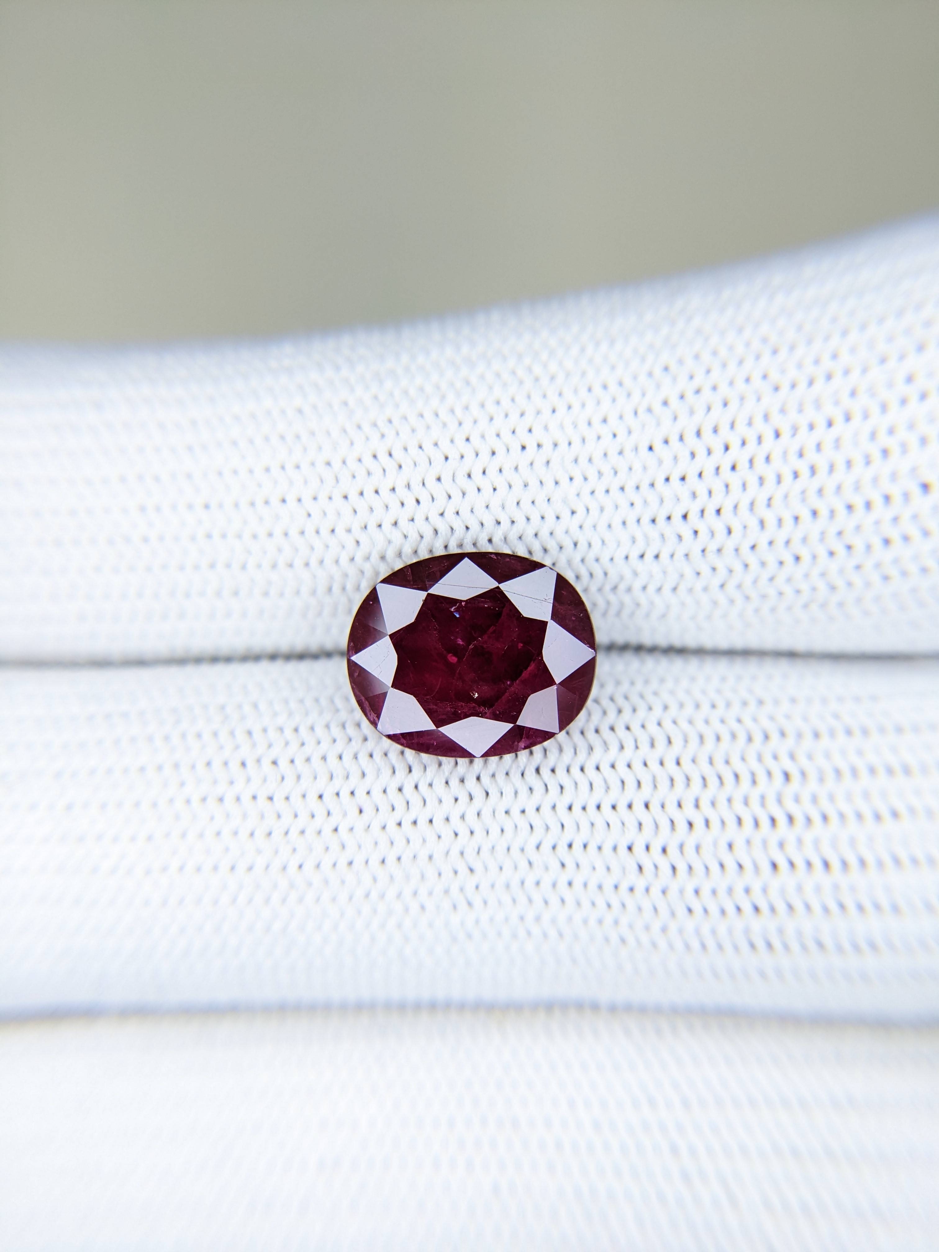 Ruby Oval: 5.61ct