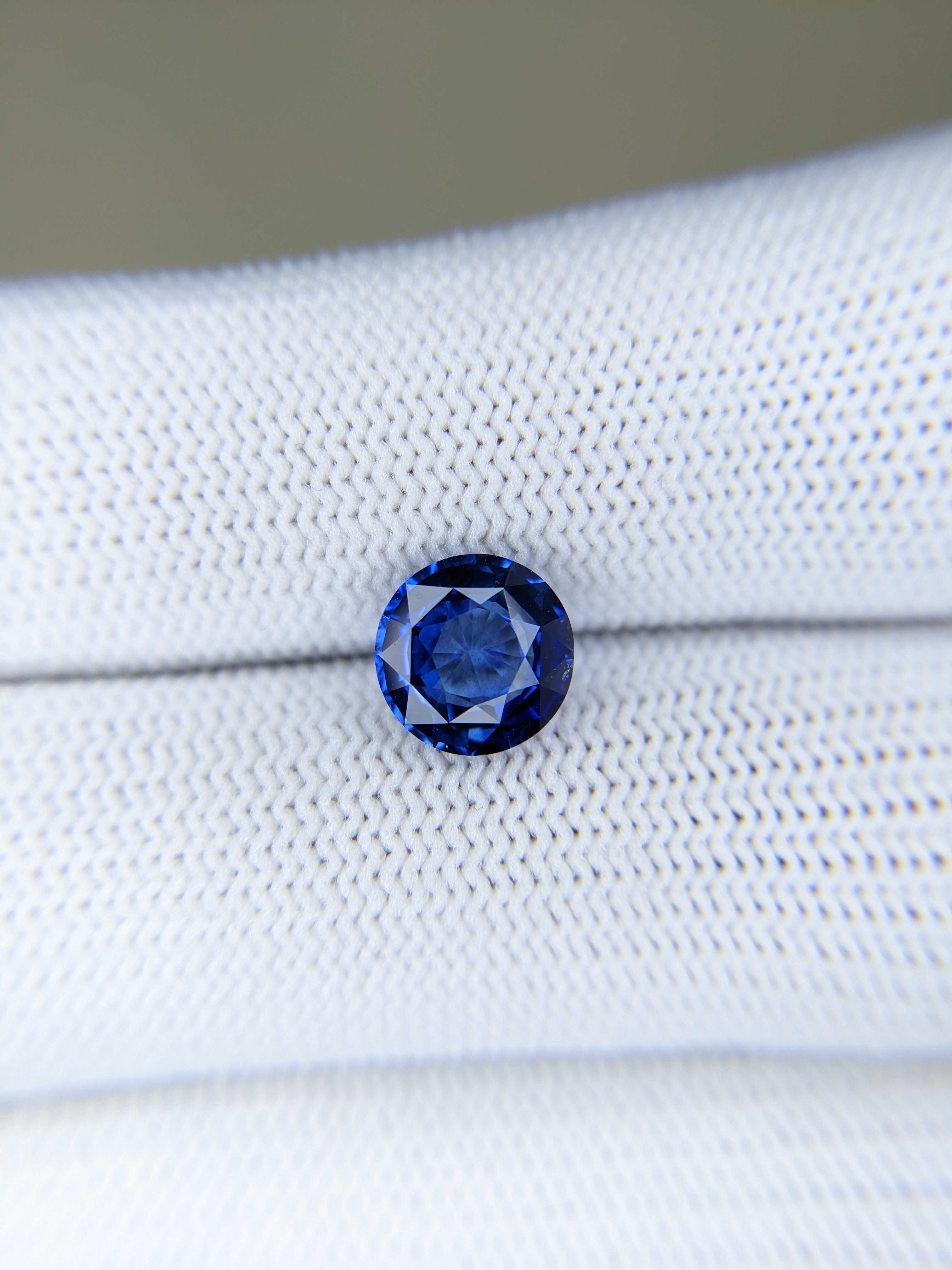 Sapphire Round: 2.21ct