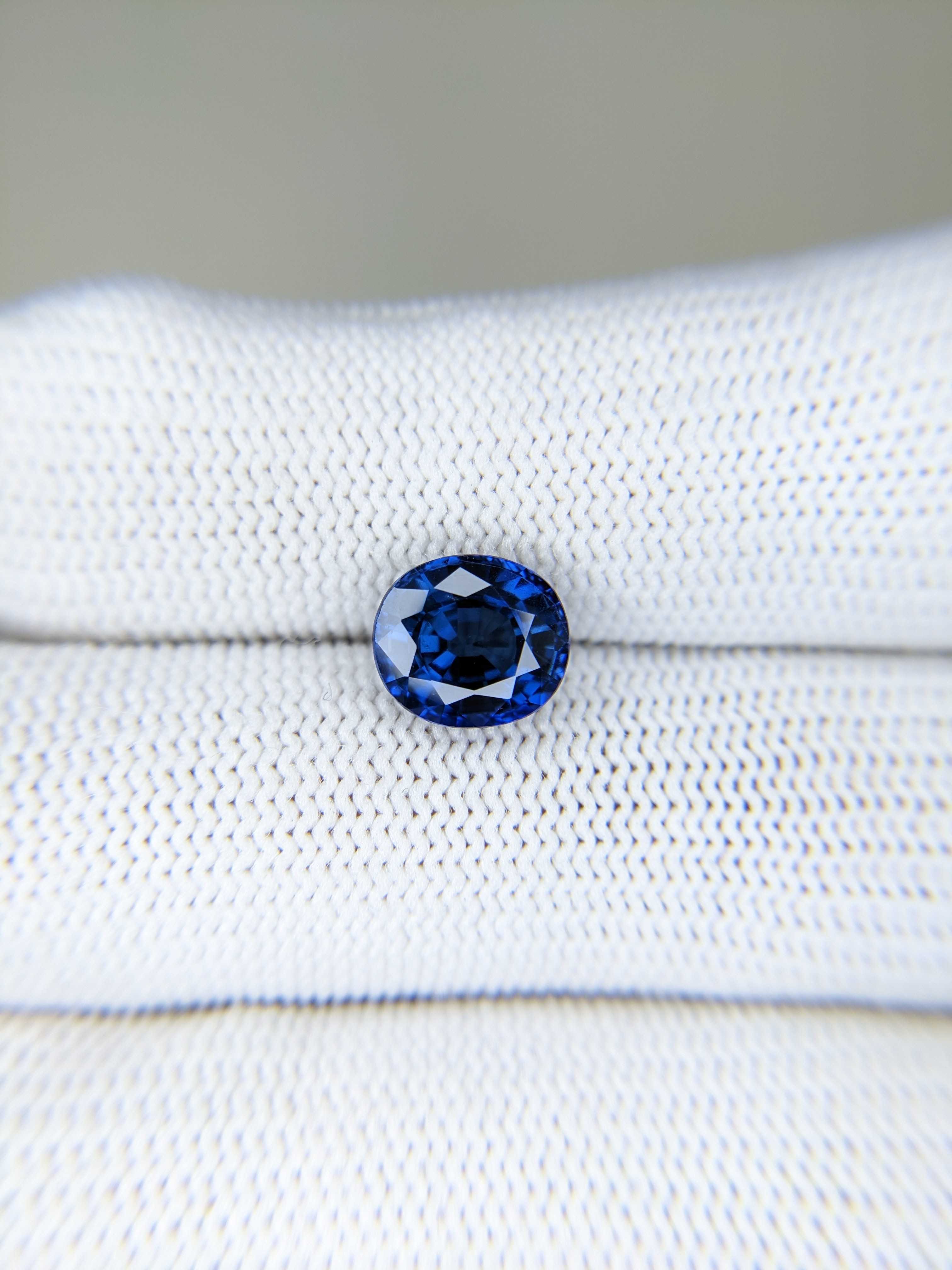 Sapphire Oval: 3.47ct