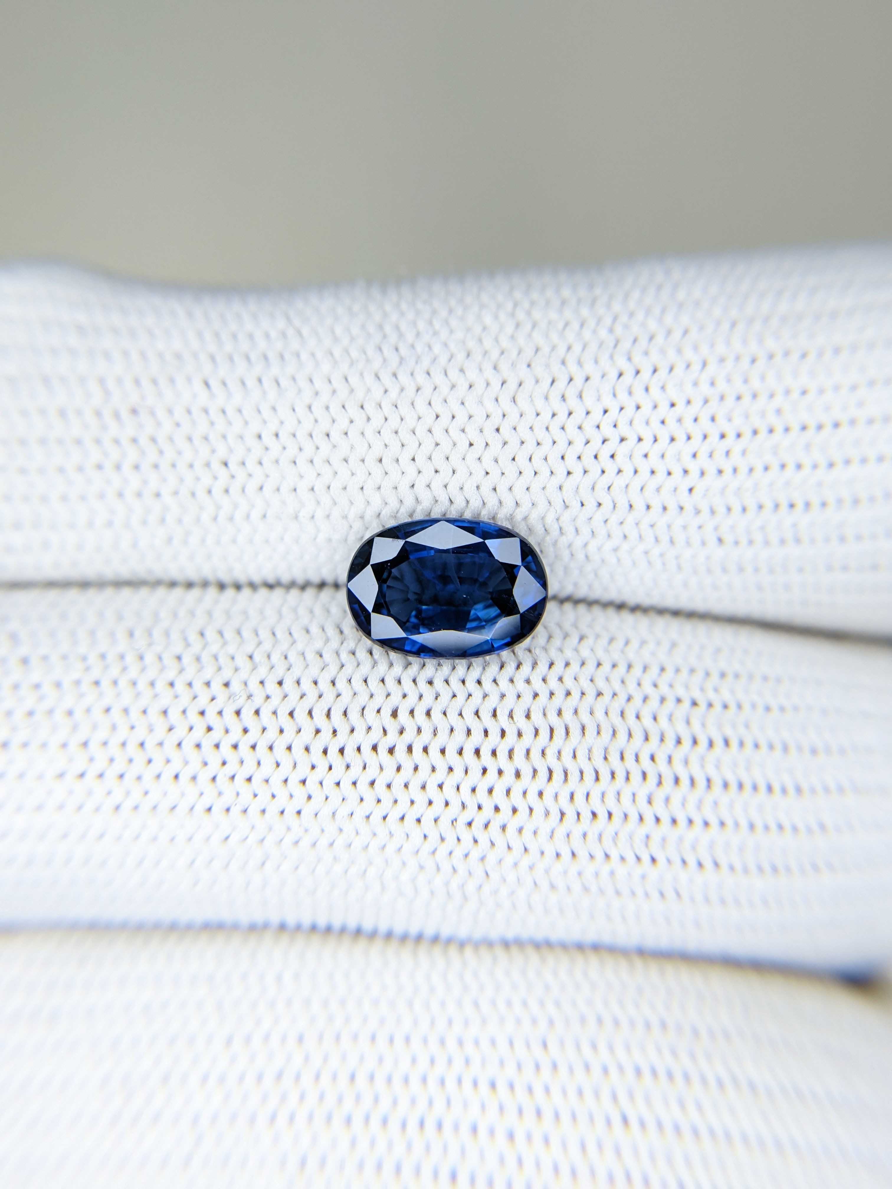 Sapphire Oval: 3.07ct