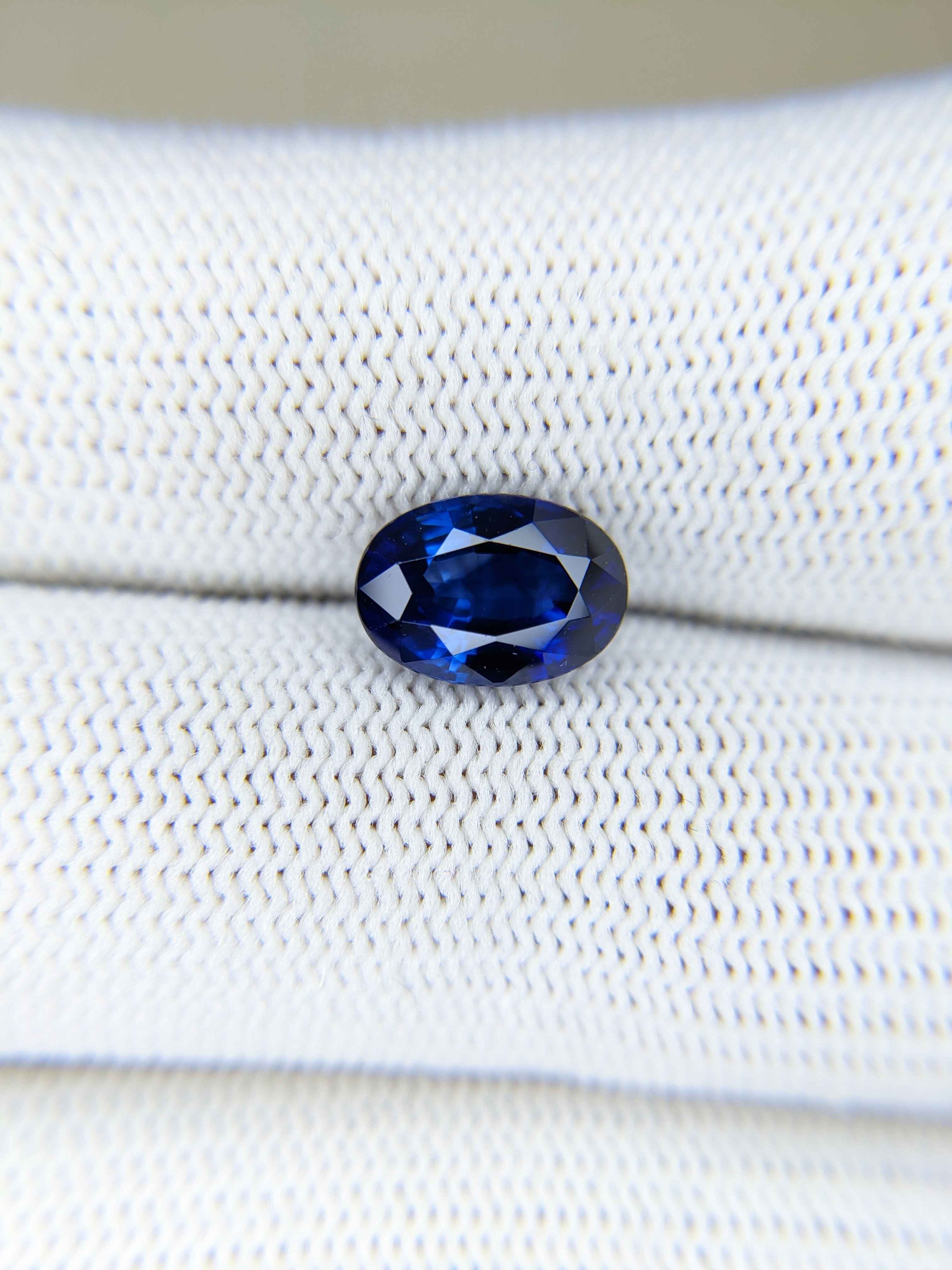 Sapphire Oval: 2.91ct