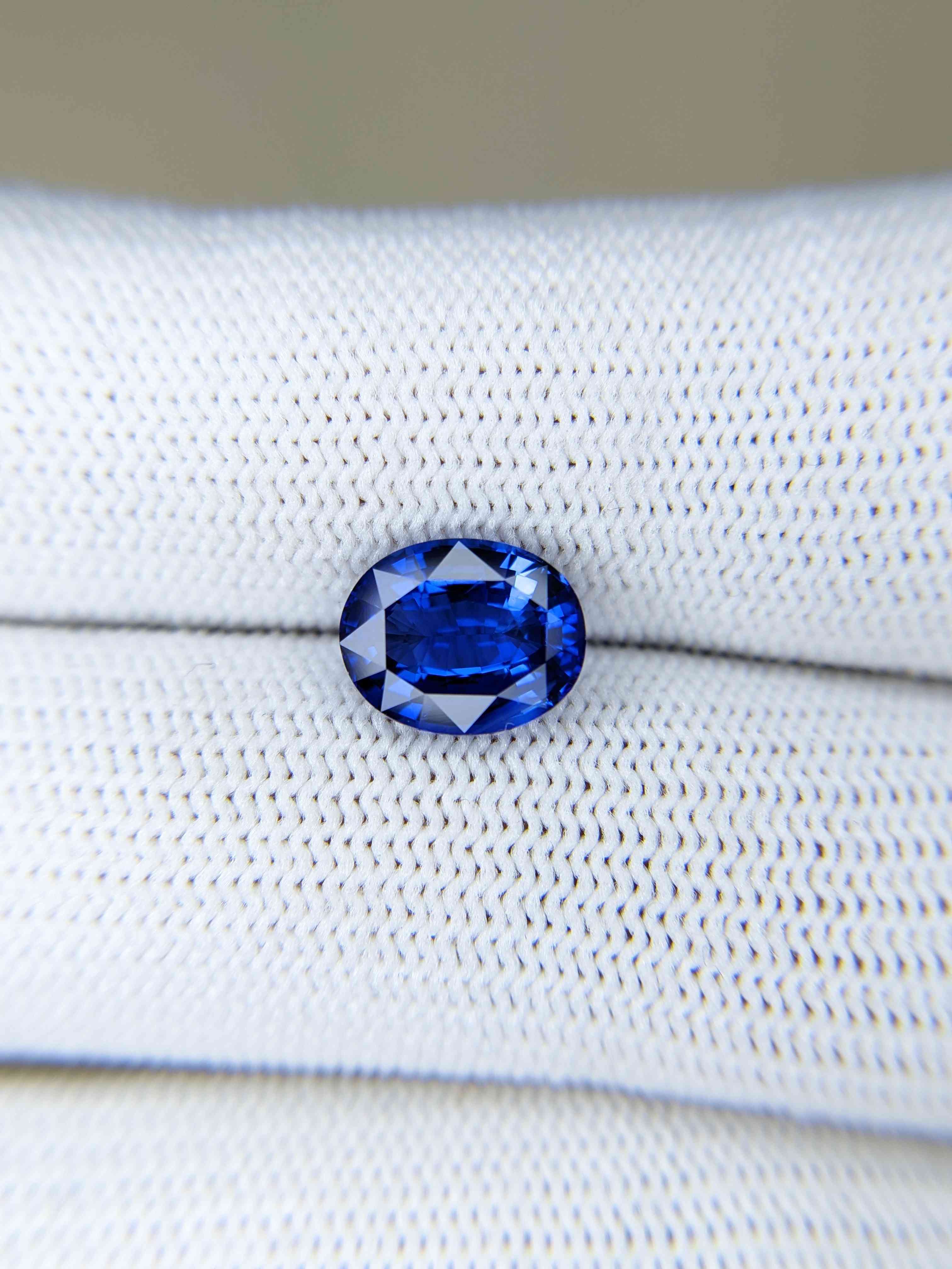Sapphire Oval: 3.02ct