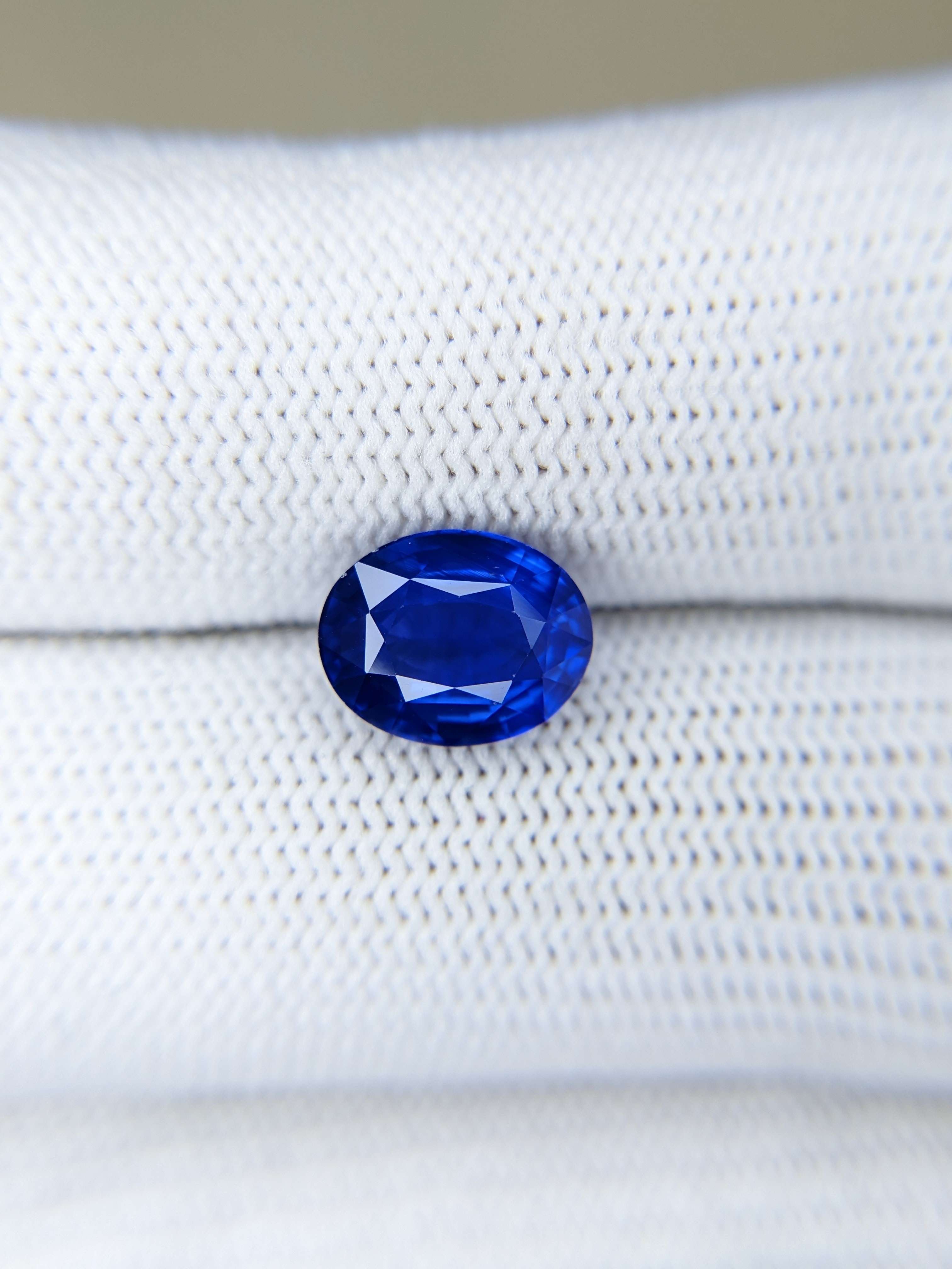 Sapphire Oval: 3.01ct