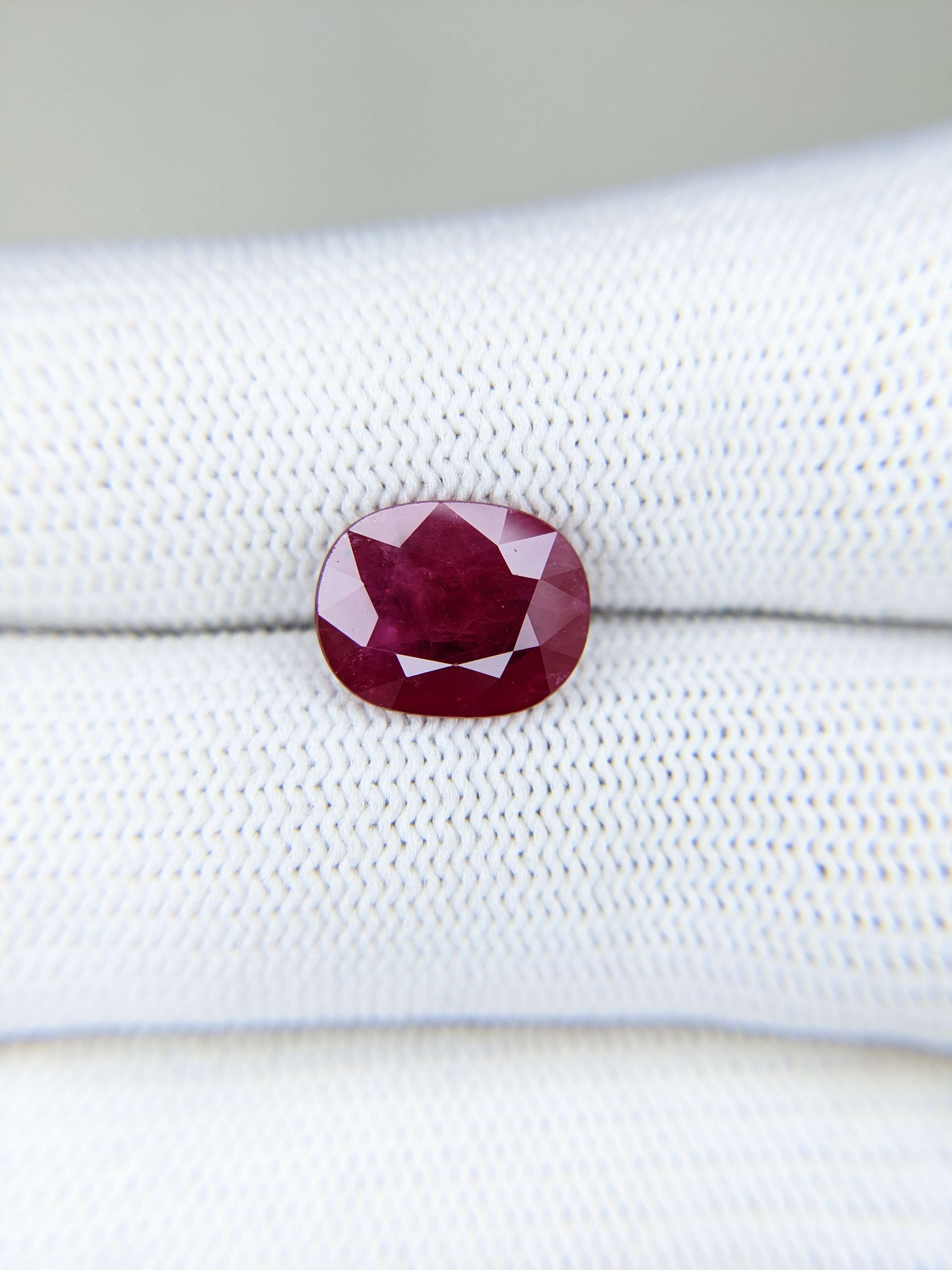 Ruby Oval: 3.70ct