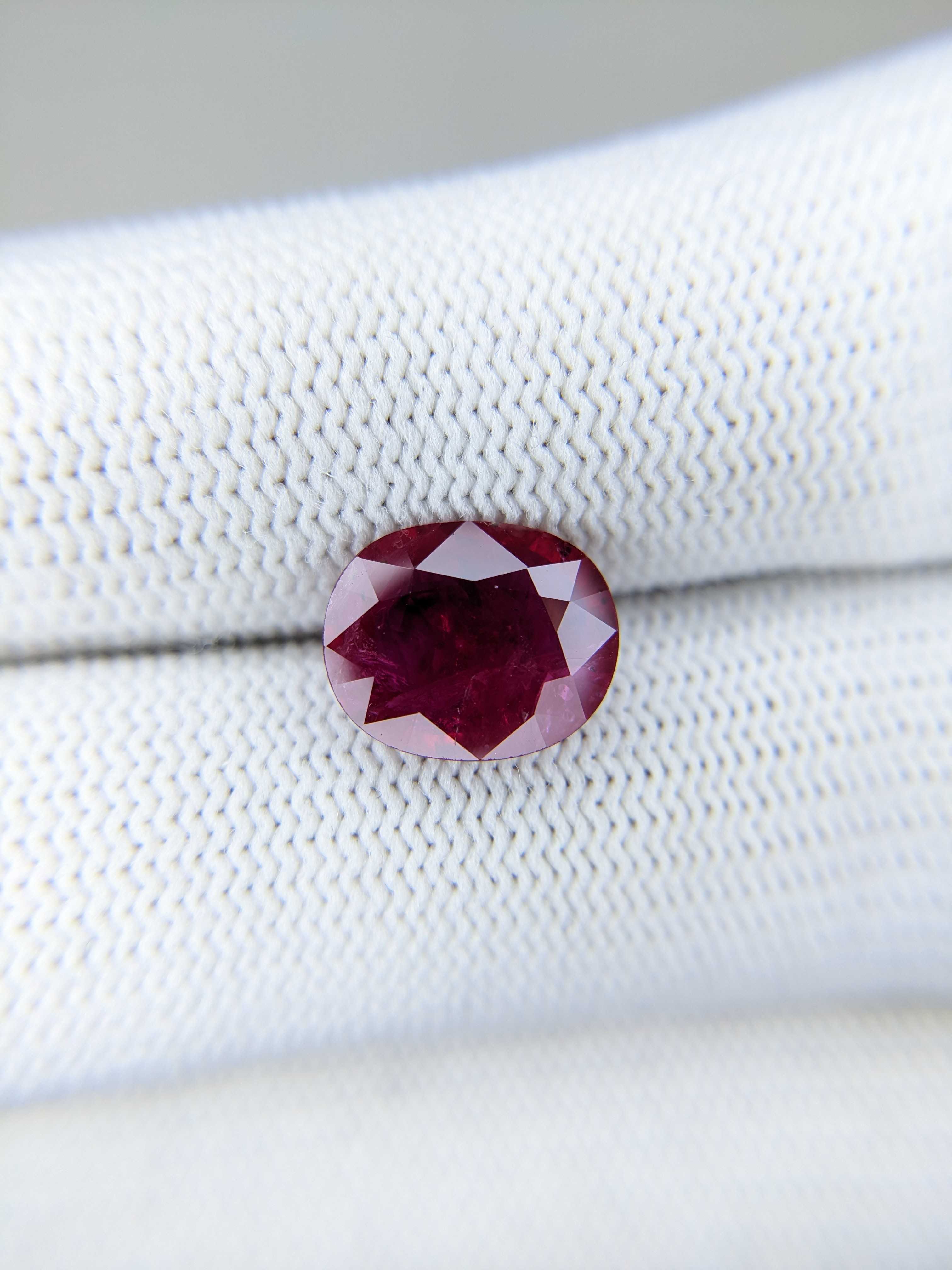 Ruby Oval: 3.28ct