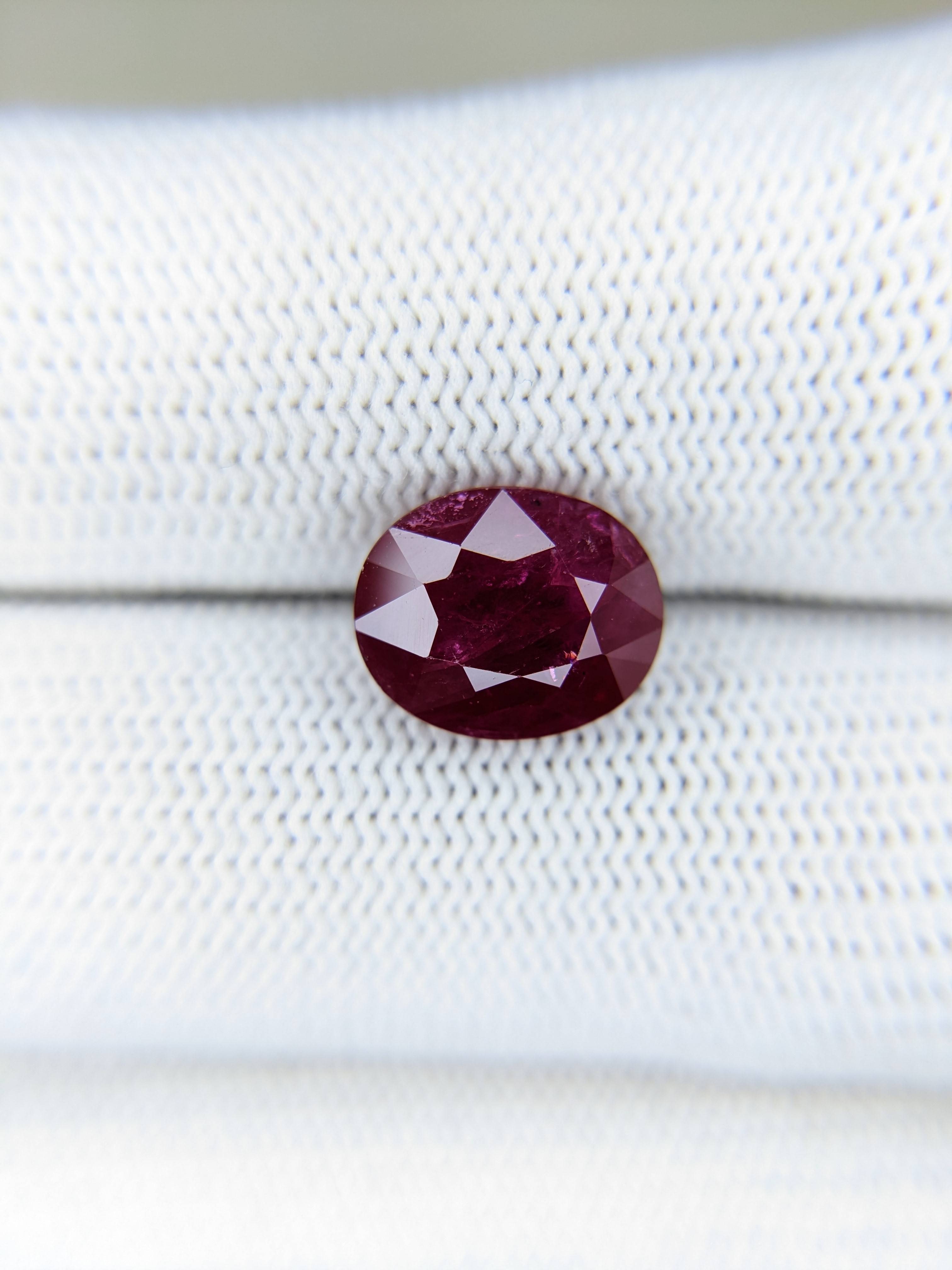 RUBY Oval: 4.12ct
