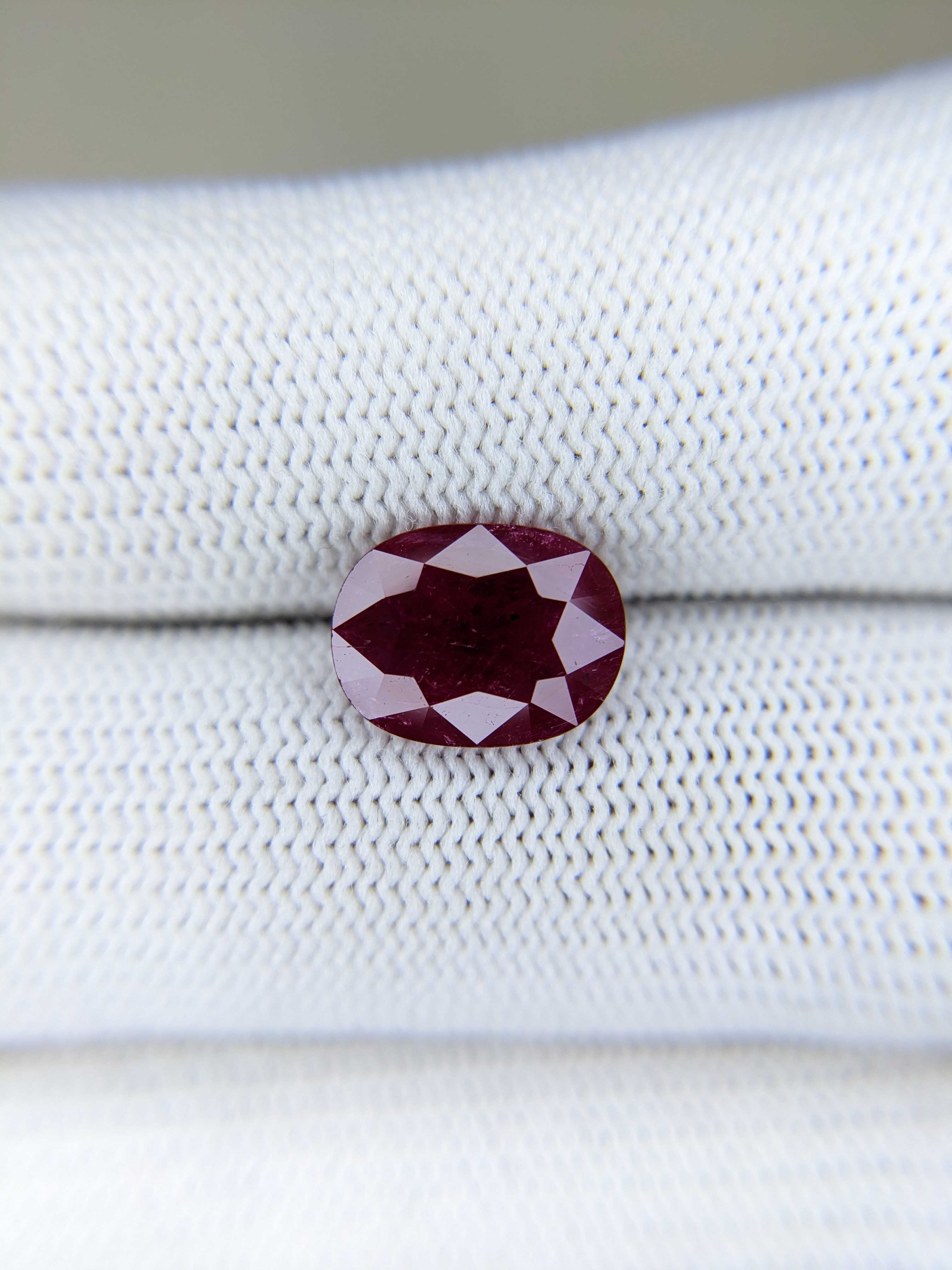 RUBY Oval: 3.23ct