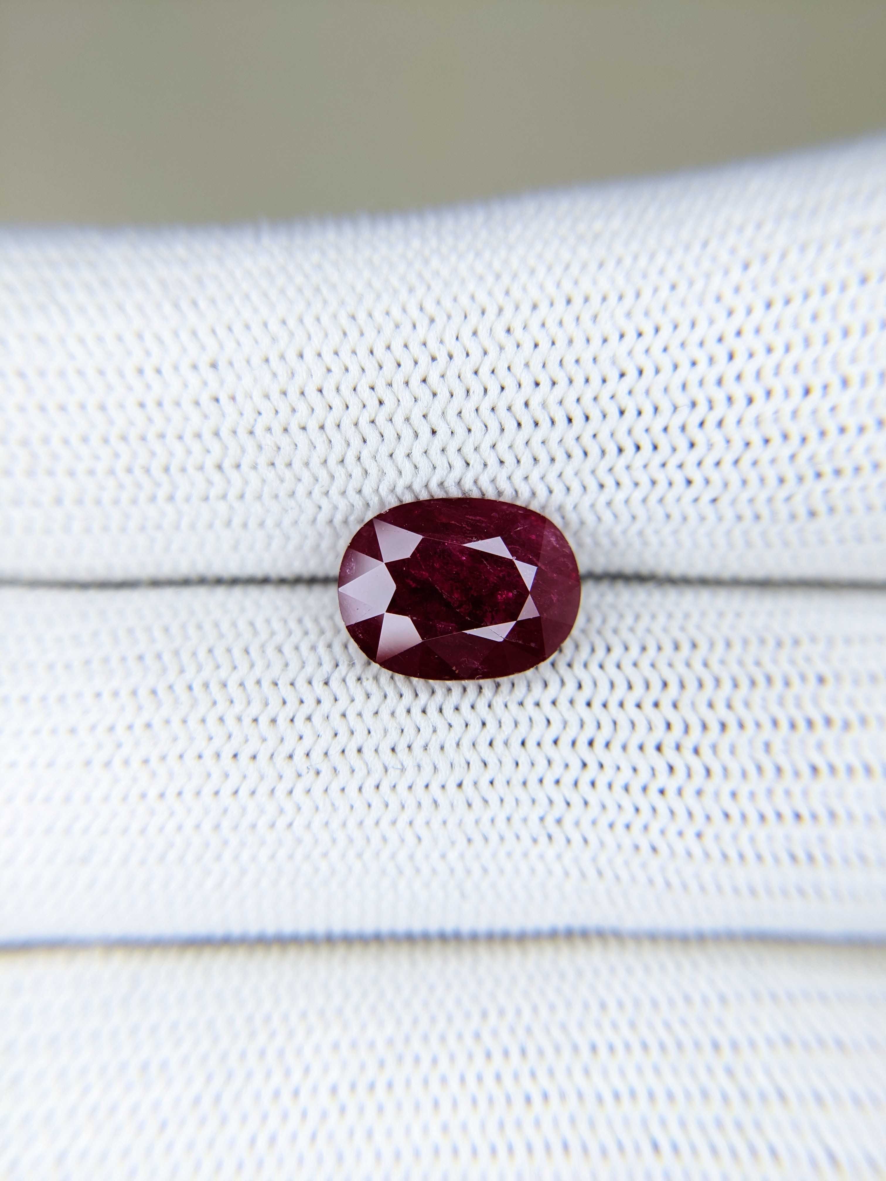 Ruby Oval: 3.29ct