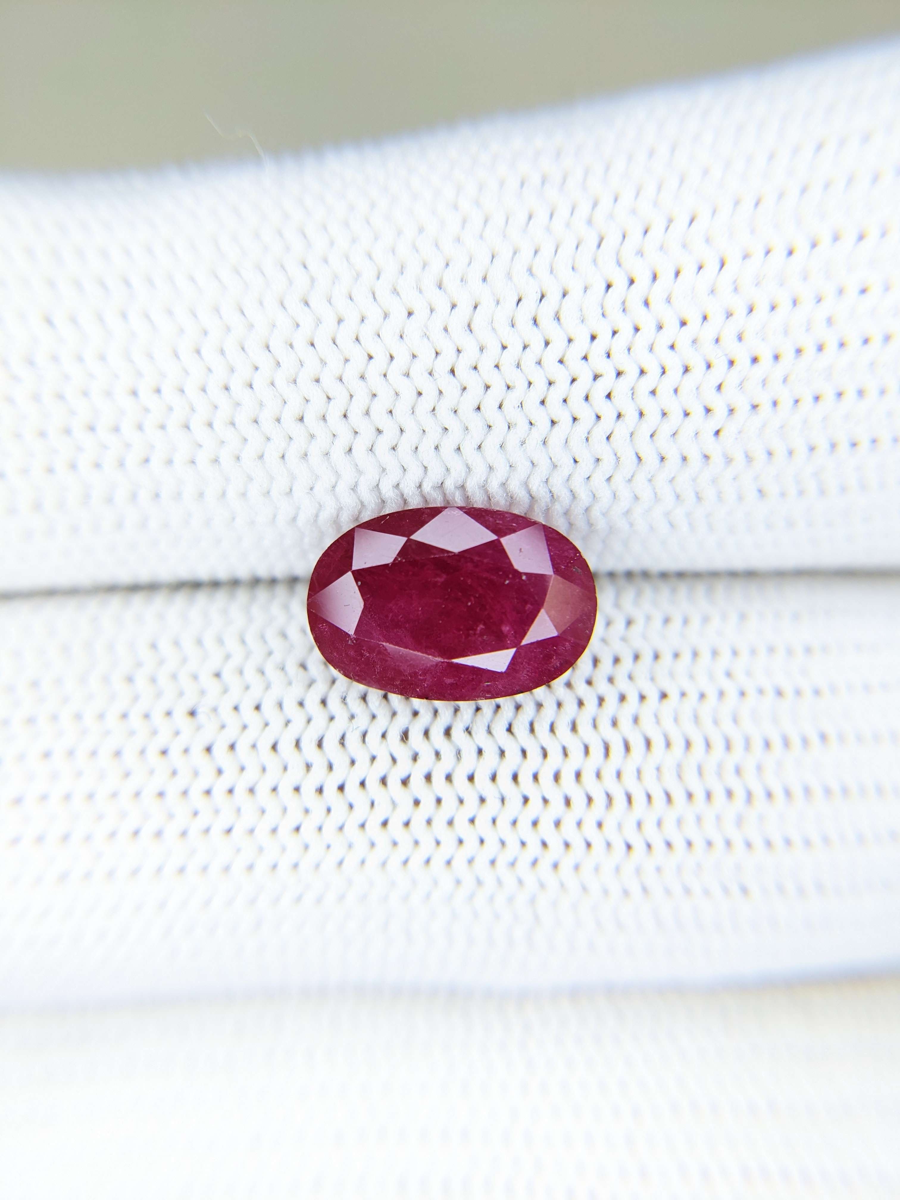 RUBY Oval: 3.85ct