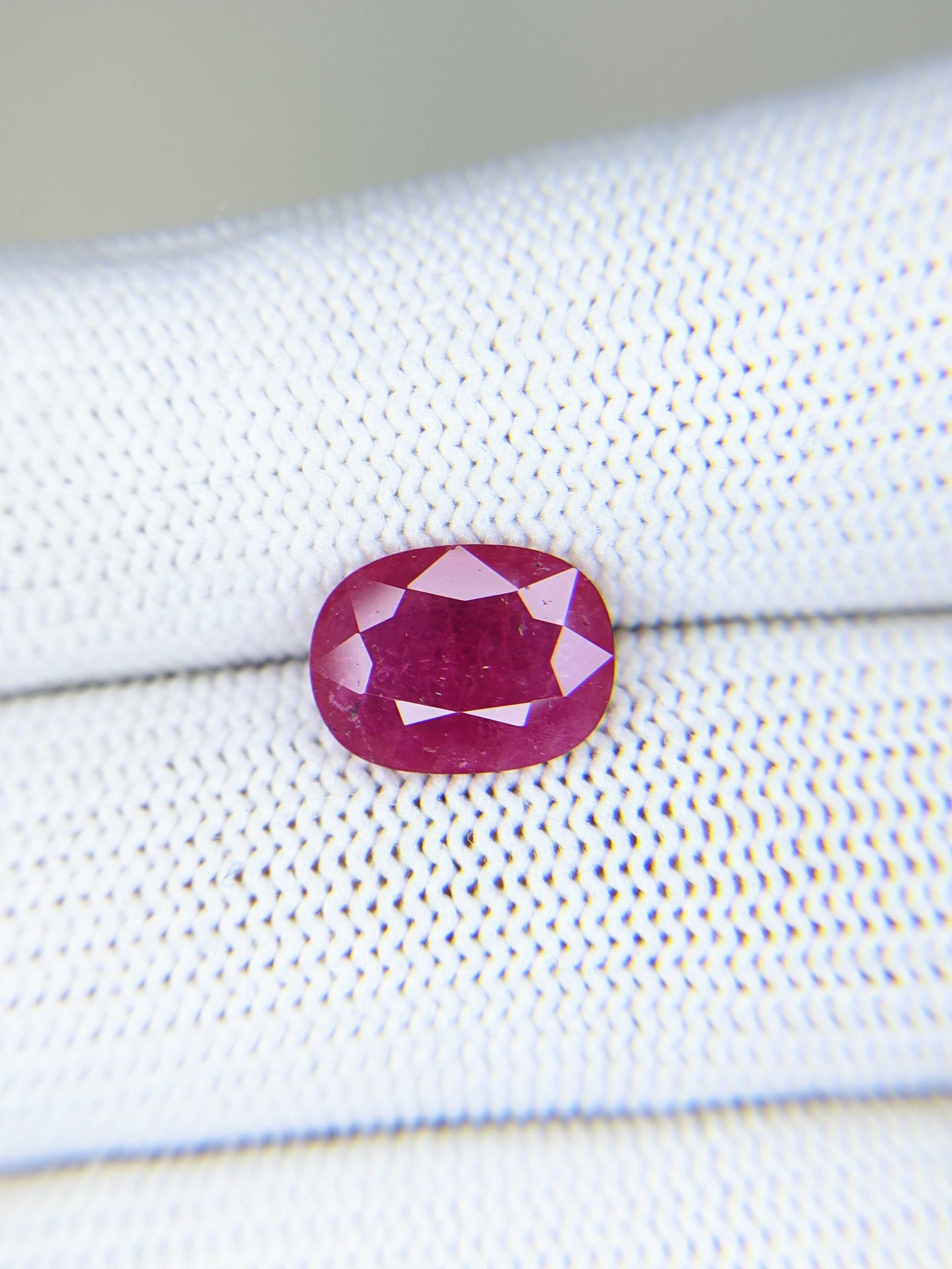 RUBY Oval: 2.97ct