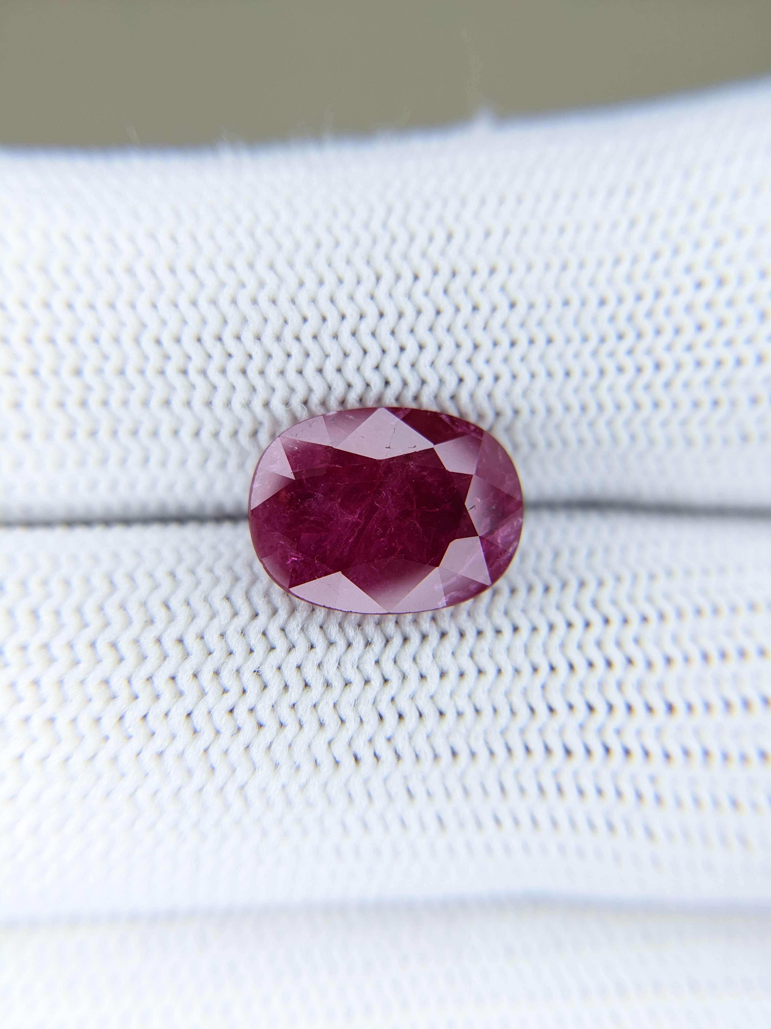 RUBY Oval: 4.23ct