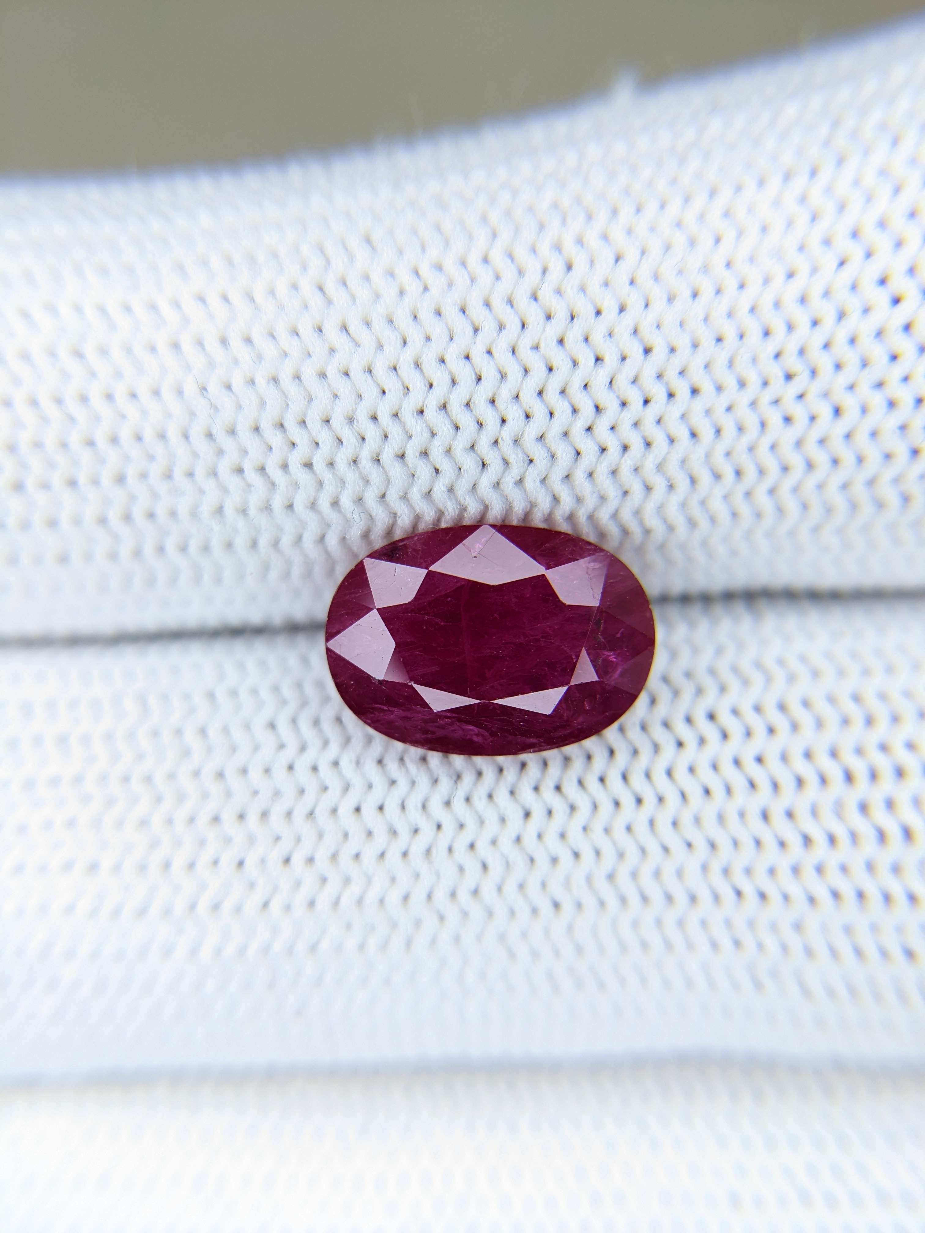 RUBY Oval: 3.71ct