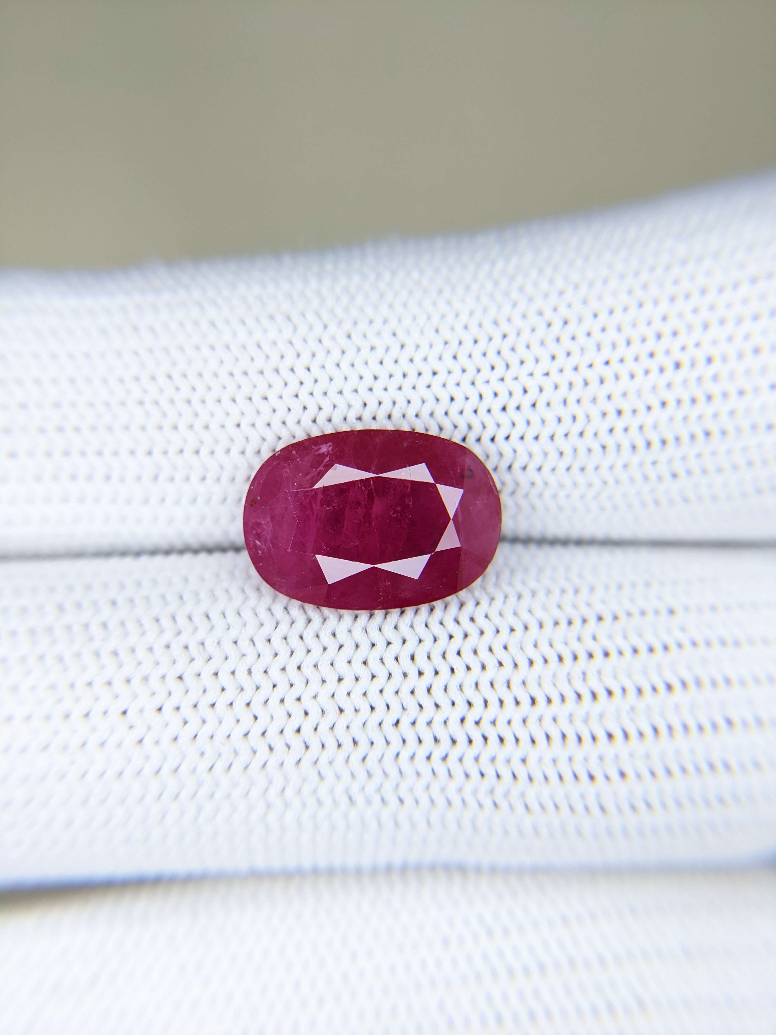 RUBY Oval: 6.13ct