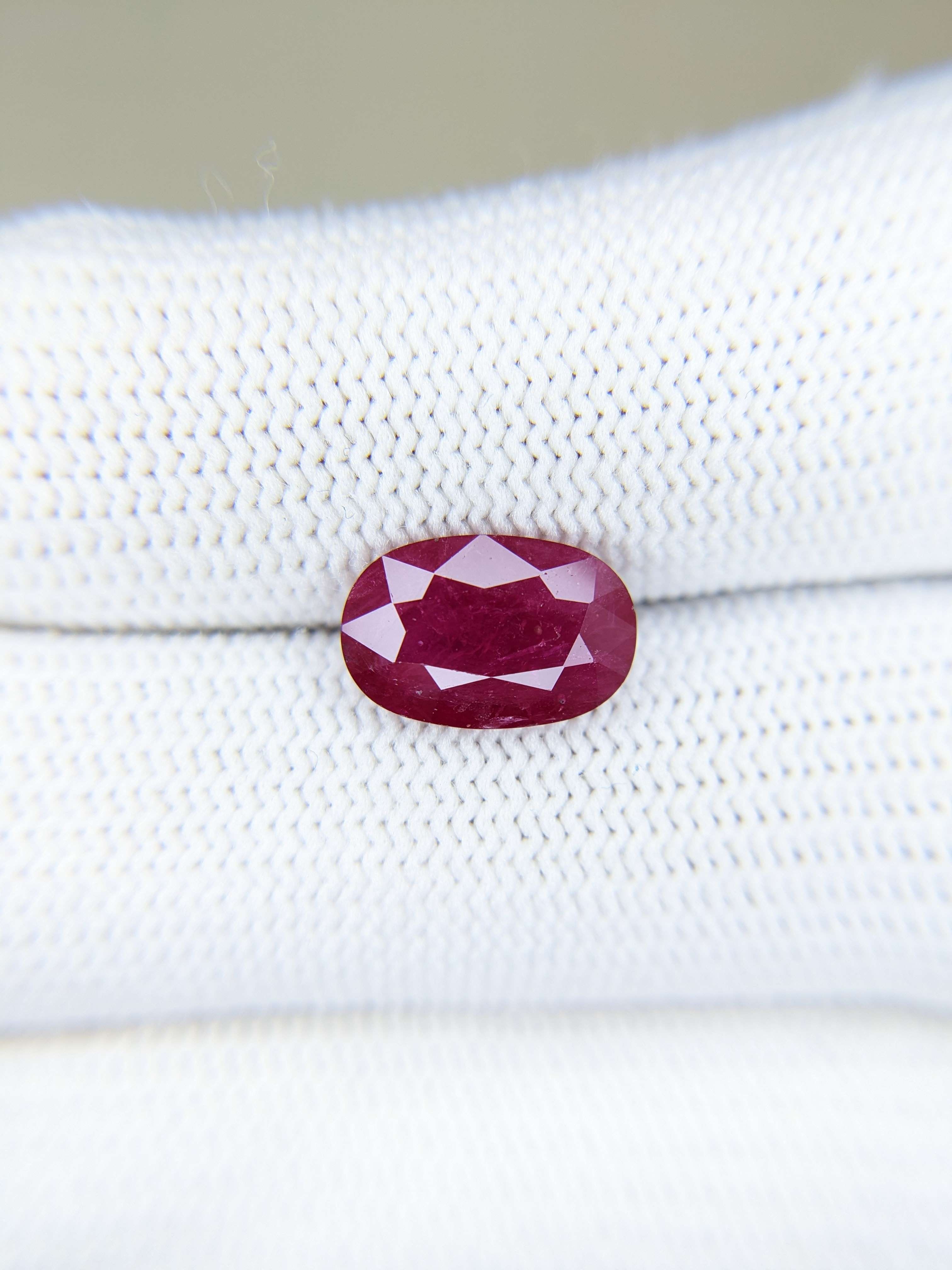 RUBY Oval: 3.32ct